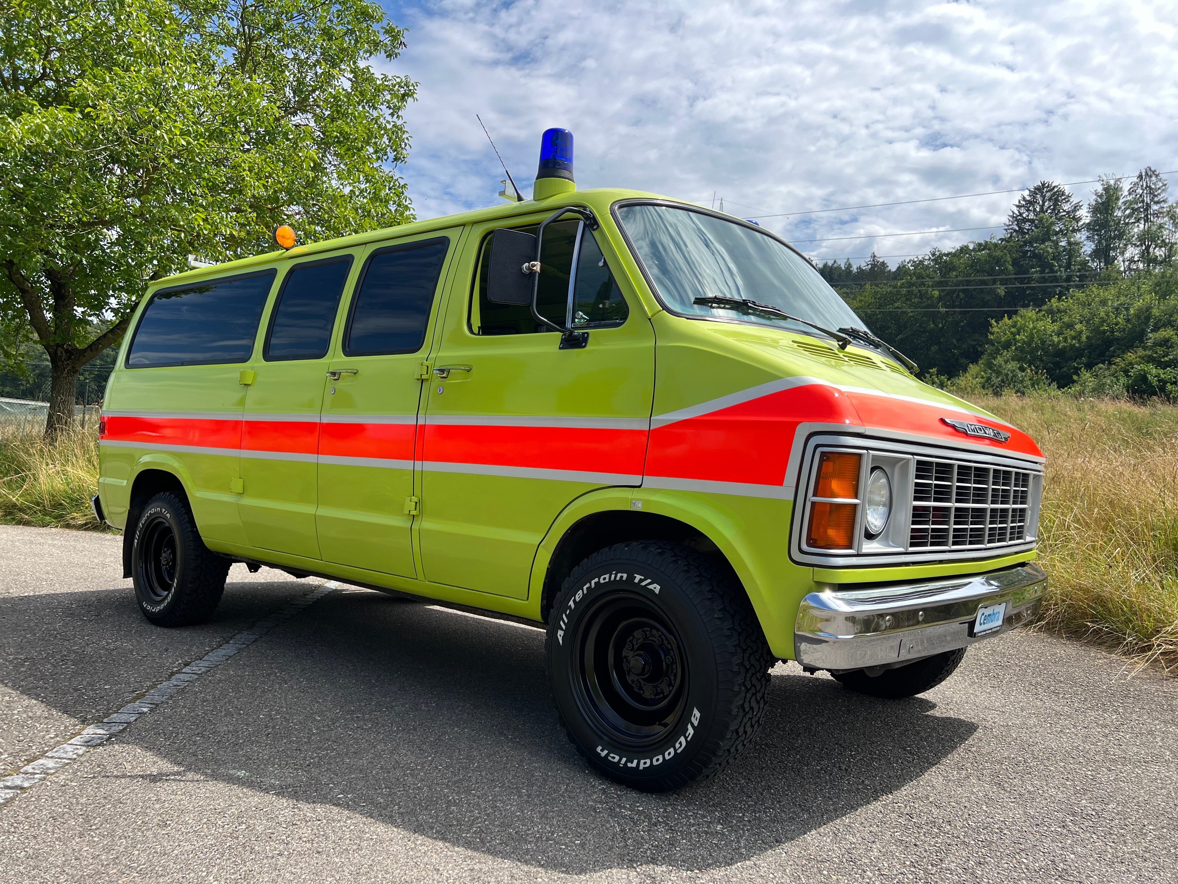 DODGE DODGE FENSTERBUS V8 5,2 AUTOMAT. ERST 56`700 KM. TOP GEPFLEGT. 9 PLÄTZER MIT AHK 1800 KG.