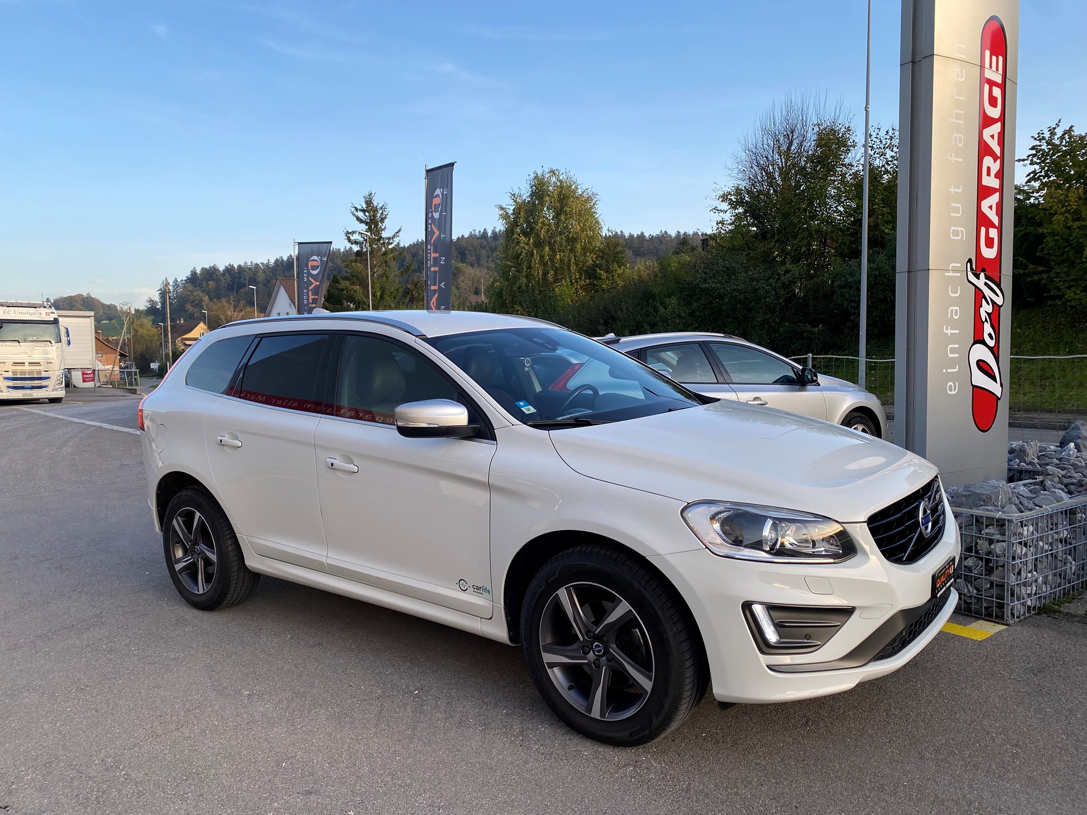 VOLVO XC60 D4 AWD Momentum R-Design Geartronic