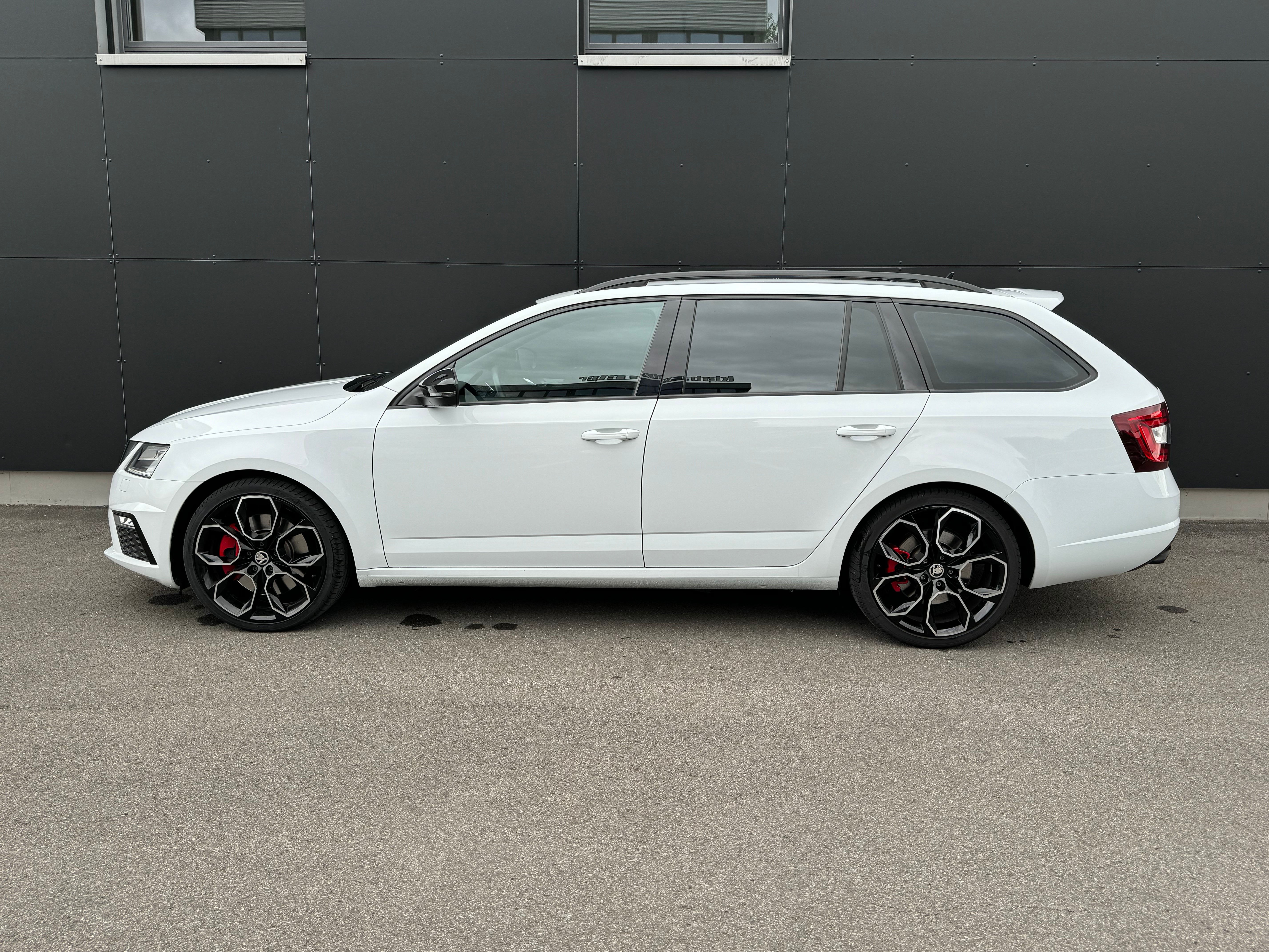 SKODA Octavia Combi 2.0 TSI RS DSG Black&White Edition