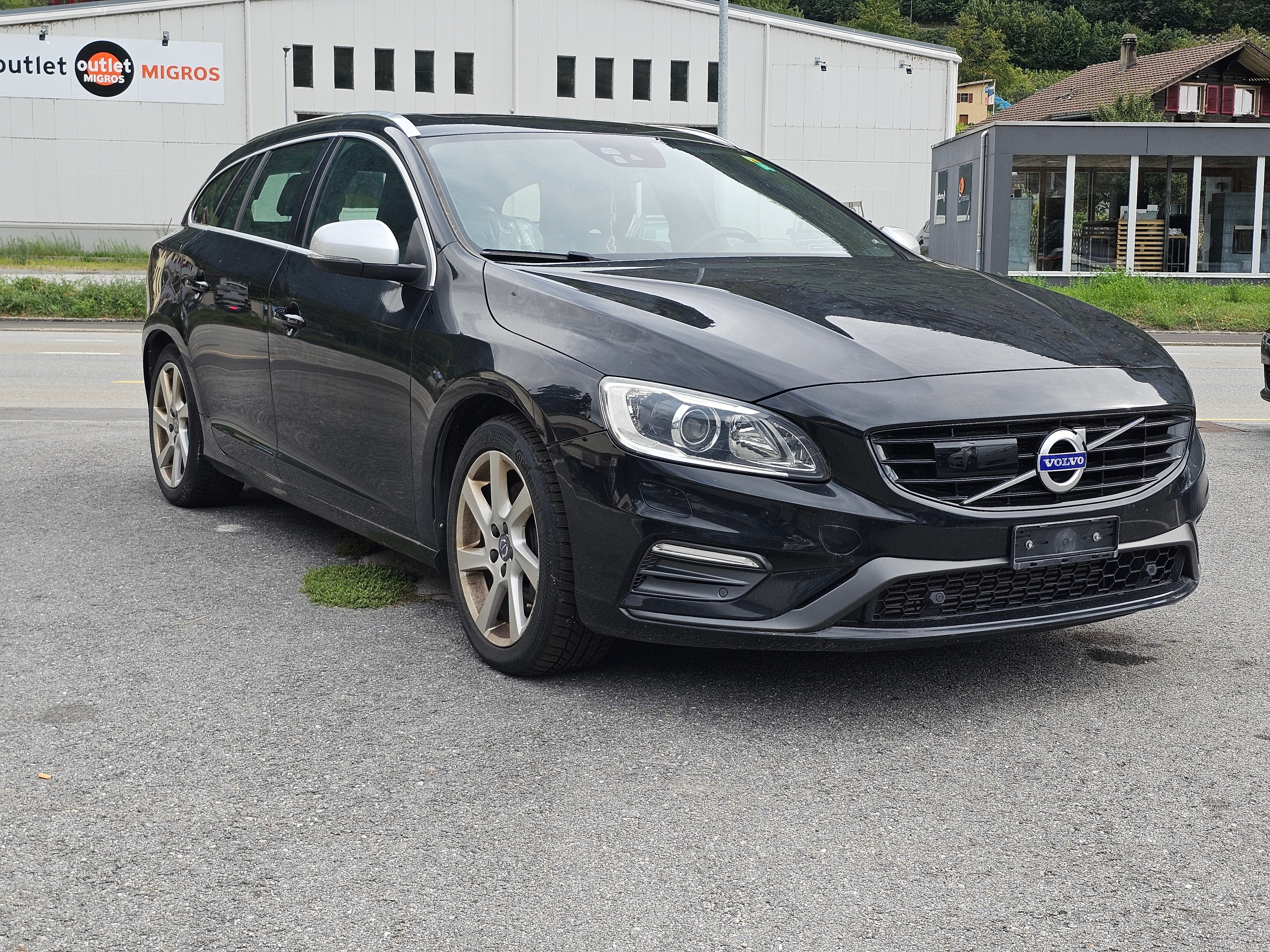 VOLVO V60 D4 AWD Momentum R-Design Geartronic