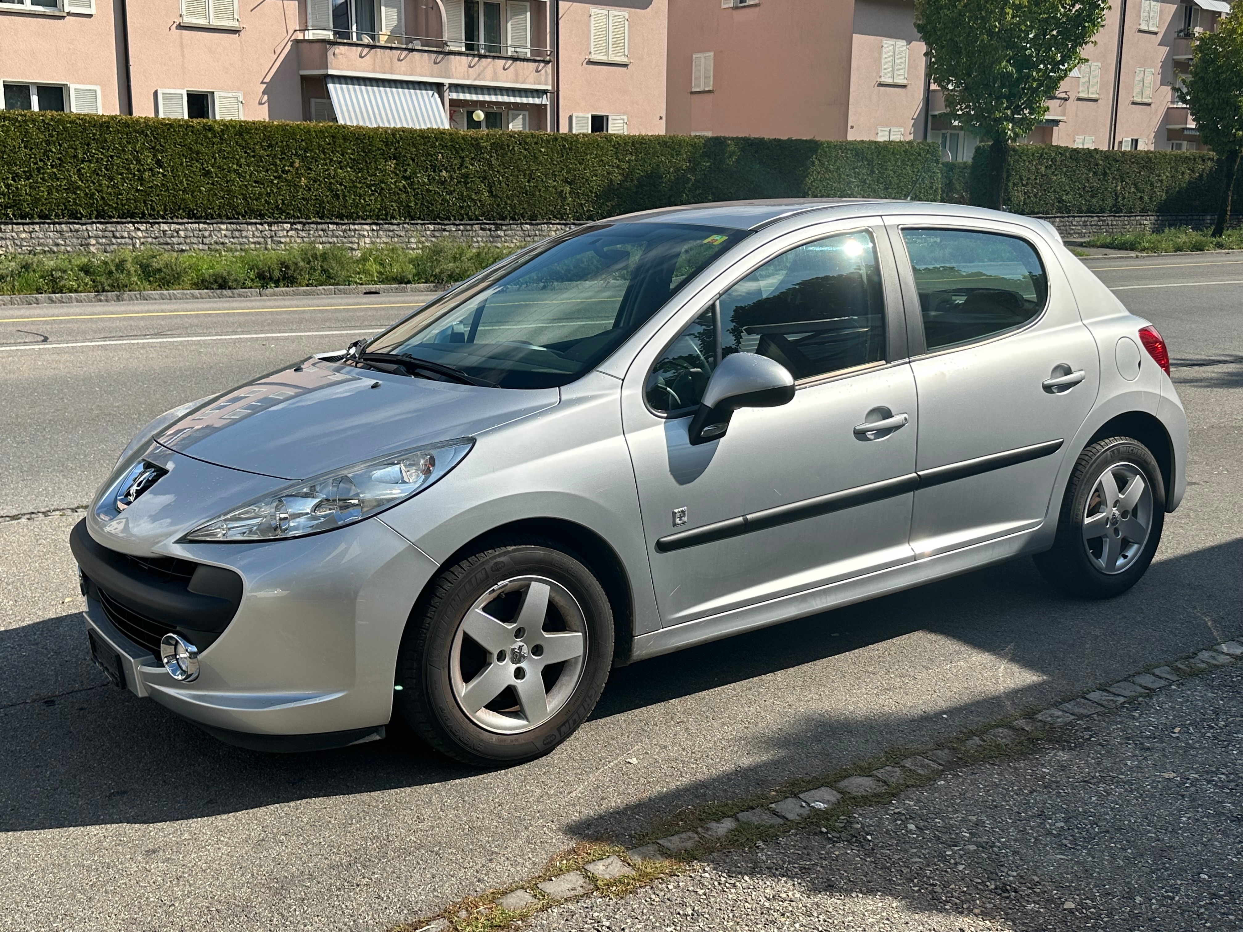 PEUGEOT 207 1.4 16V Swiss Edition