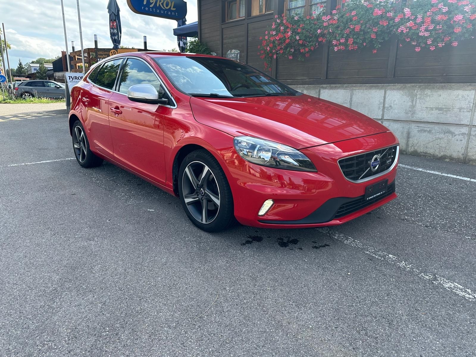 VOLVO V40 T3 Momentum R-Design