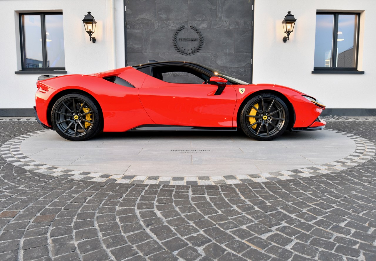 FERRARI SF90 Stradale