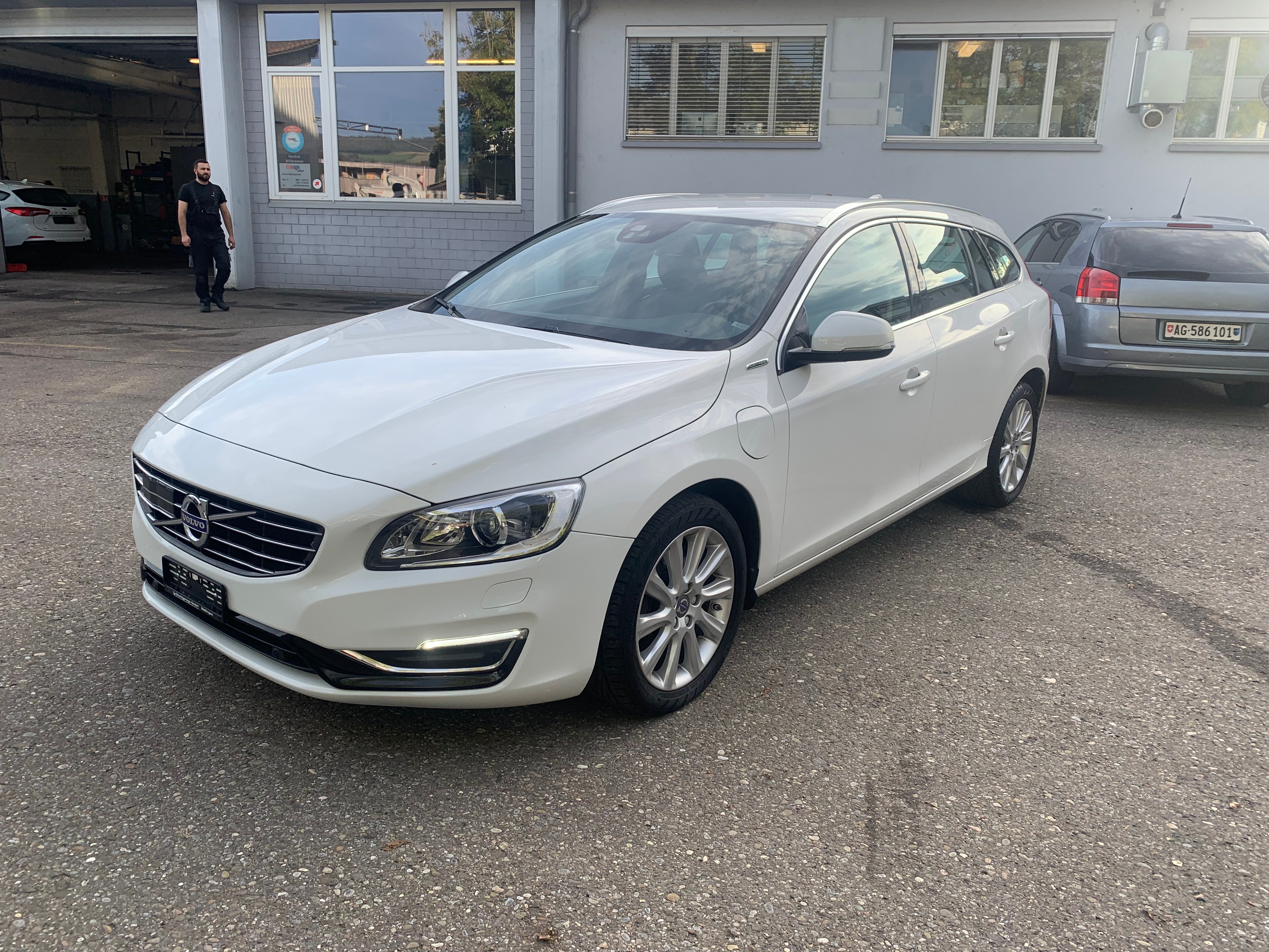 VOLVO V60 D6 AWD Plug-in Hybrid Summum R Geartronic