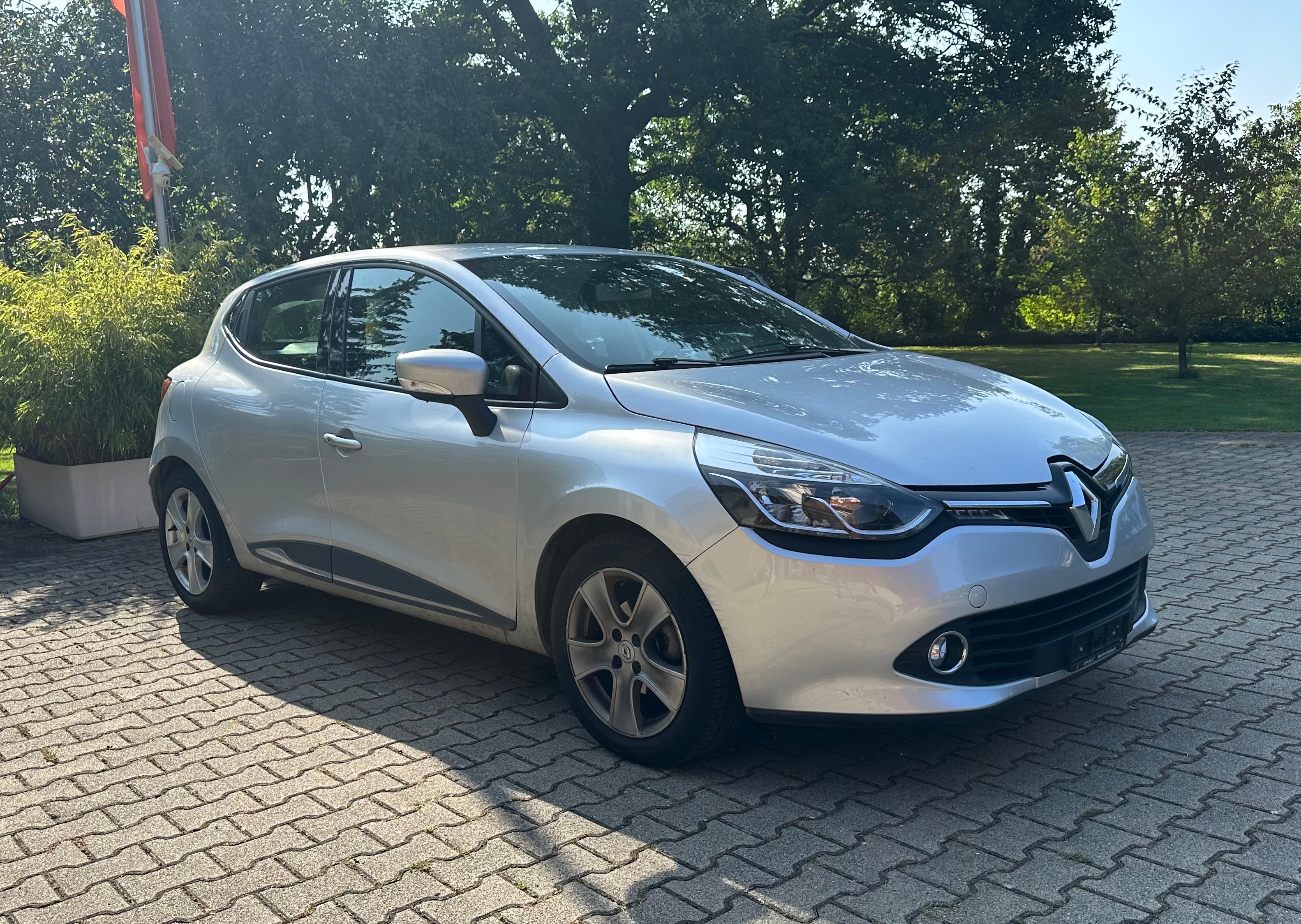 RENAULT Clio 1.2 16V T Dynamique EDC