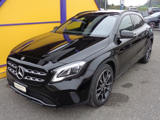 MERCEDES-BENZ GLA 200 Night Star 7G-DCT