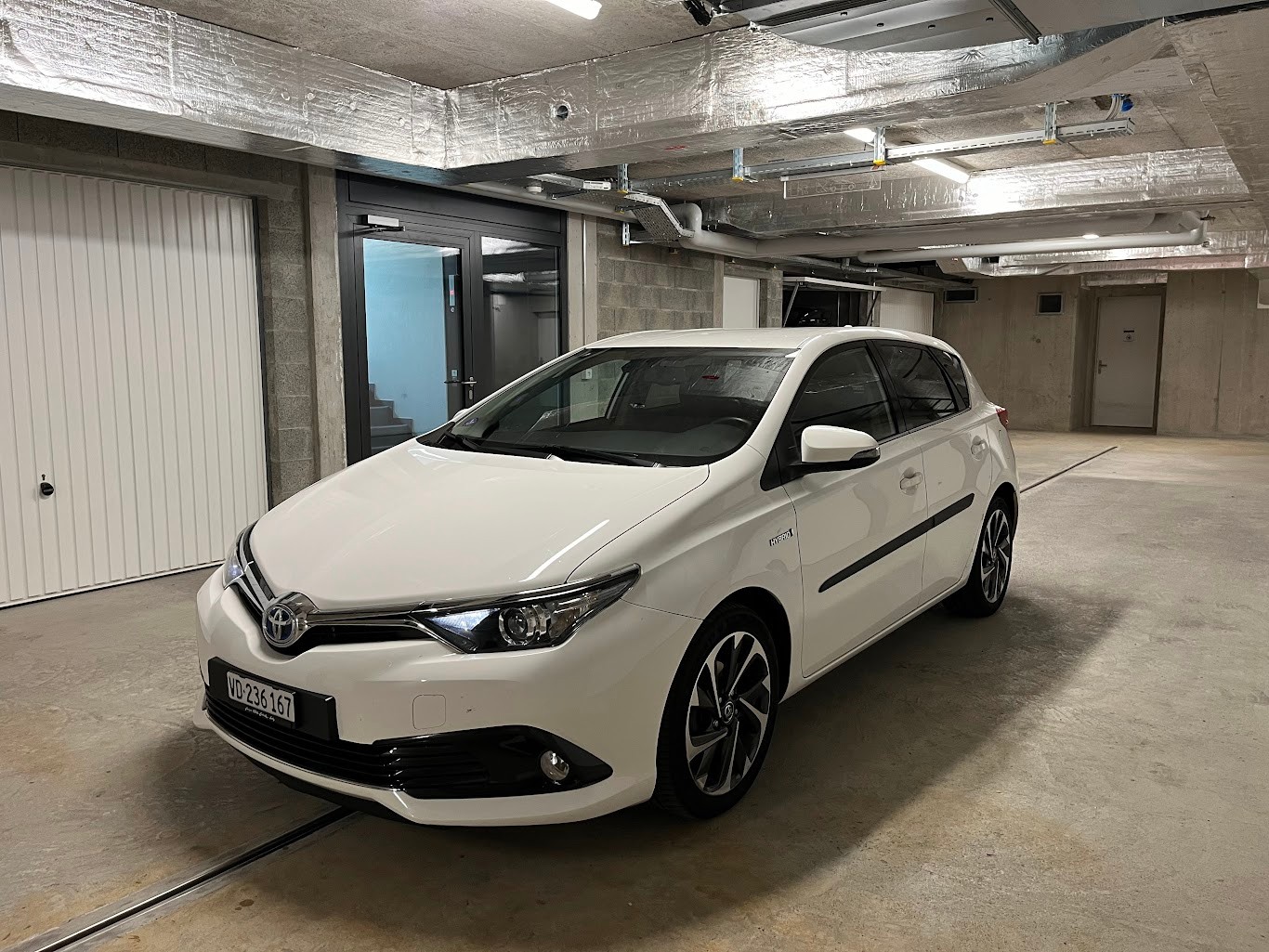 TOYOTA Auris 1.8 HSD Swiss Trend e-CVT