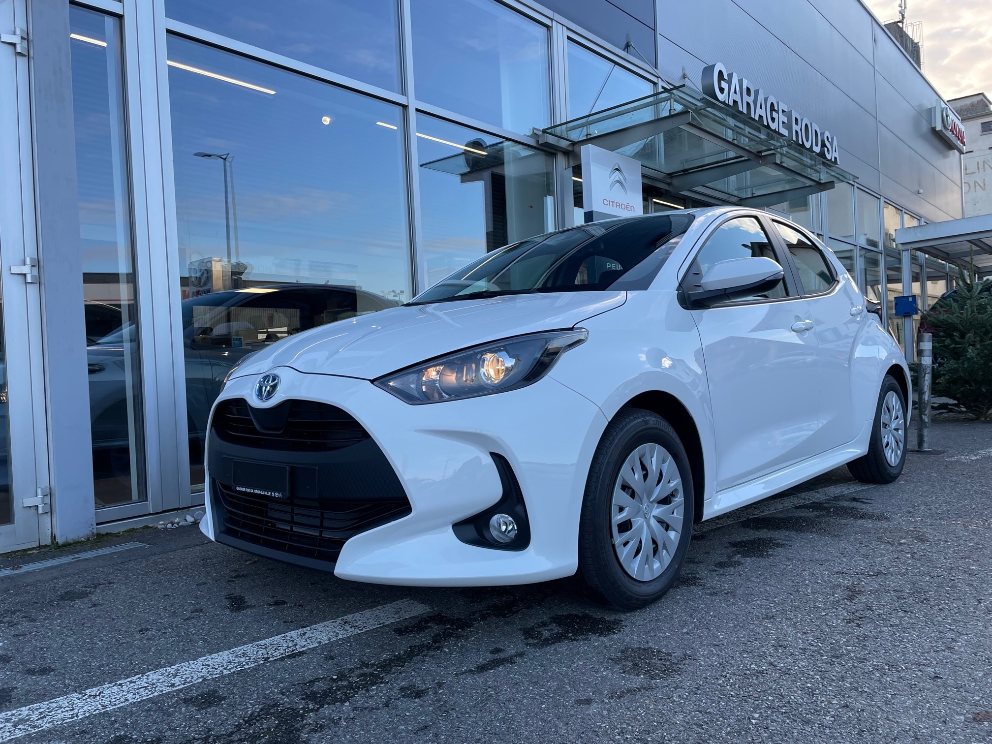 TOYOTA Yaris 1.5 Confort e-CVT