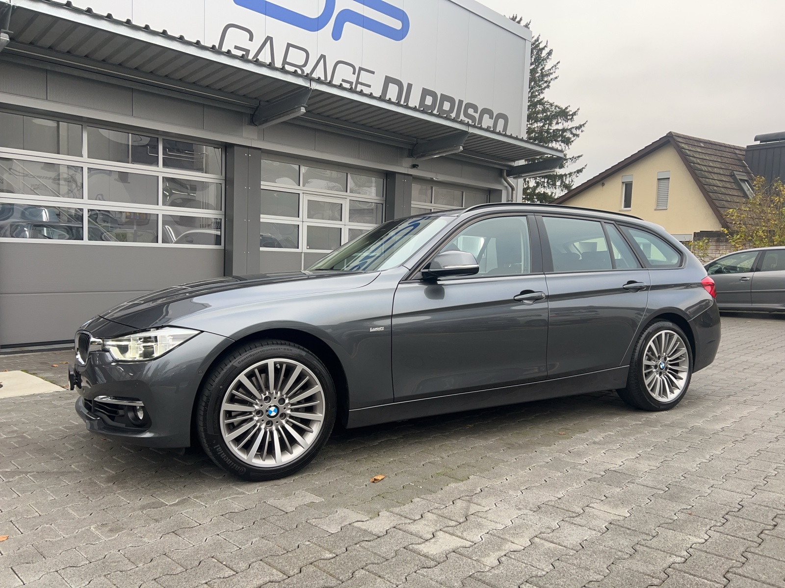 BMW 330i xDrive Touring Luxury Line Steptronic