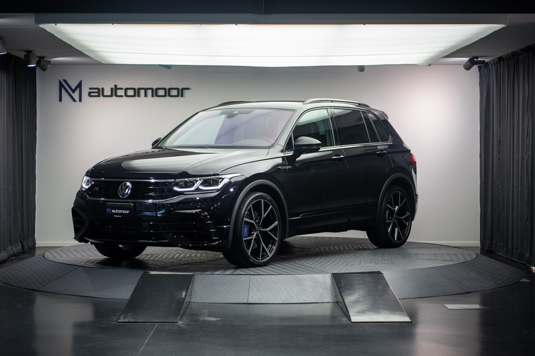 VW Tiguan 2.0TSI R 4Motion DSG *Akrapovic* *CH-Fahrzeug* *Ledersitze*