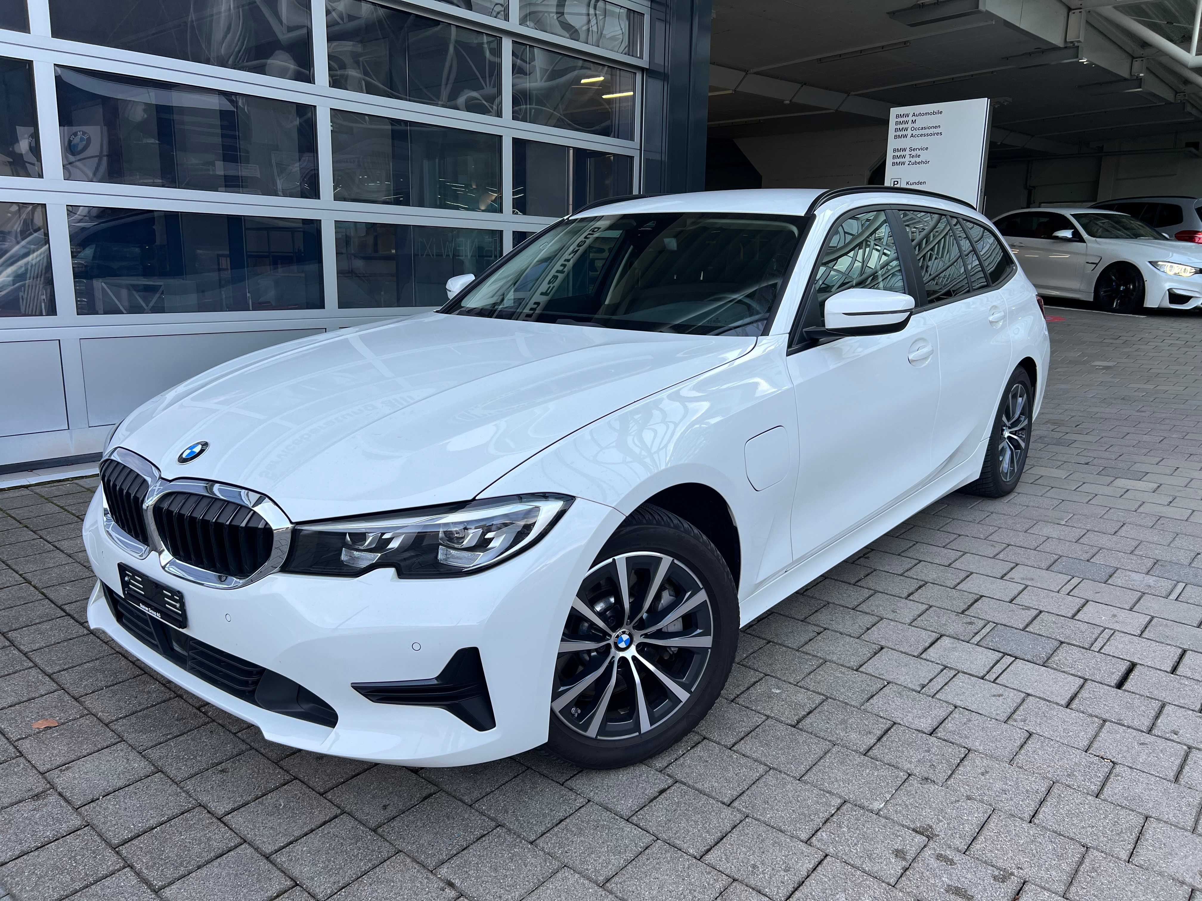 BMW 330e x DriveTouring Steptronic