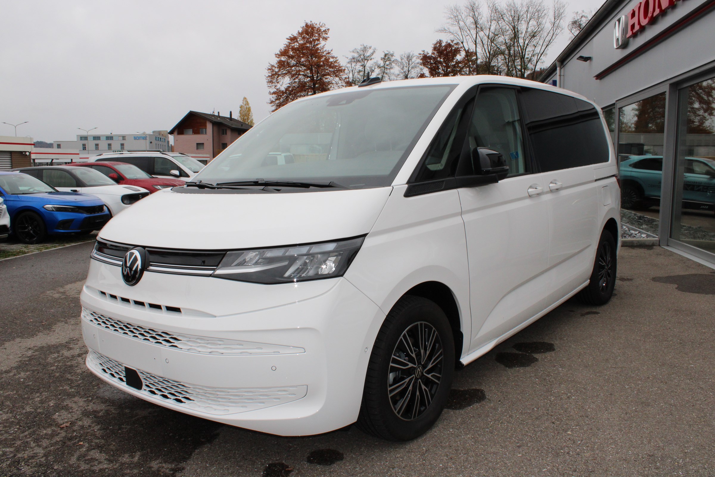 VW T7 Multivan 2.0 TDI Life DSG, 7 Sitze, Tisch in der Mitte klappbar, Anhängerkupplung, usw.