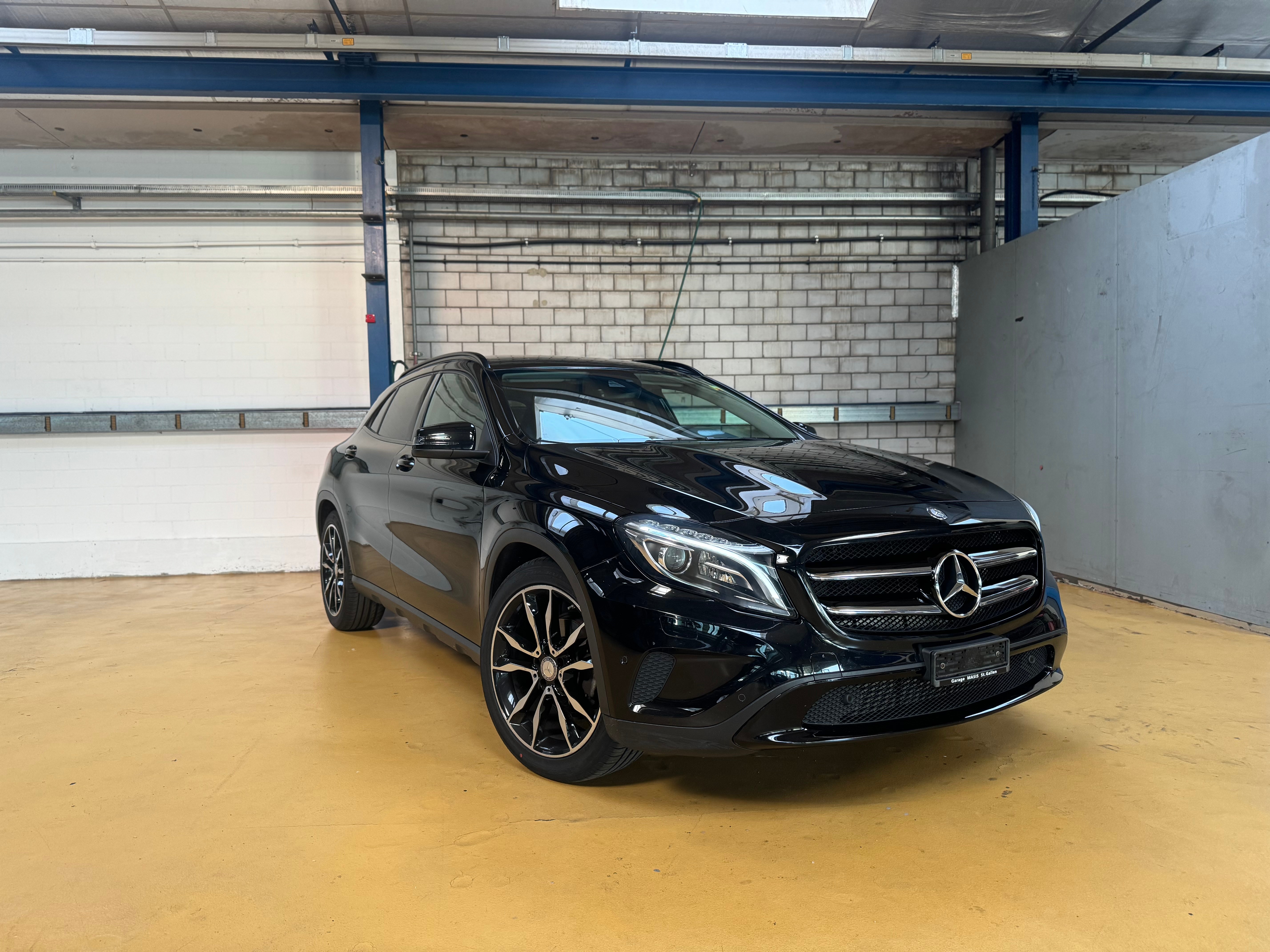 MERCEDES-BENZ GLA 200 Night Star 7G-DCT