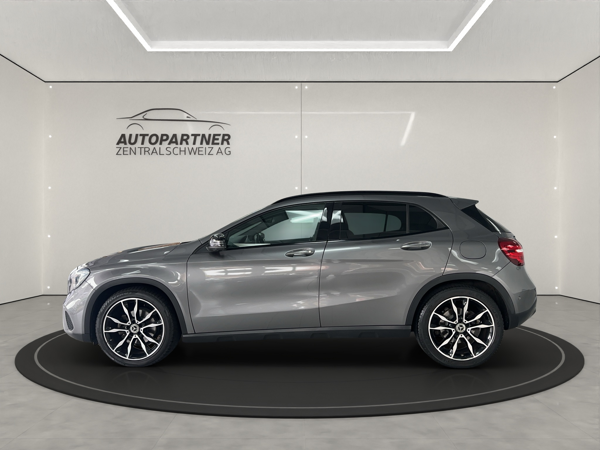 MERCEDES-BENZ GLA 200 Night Star 7G-DCT