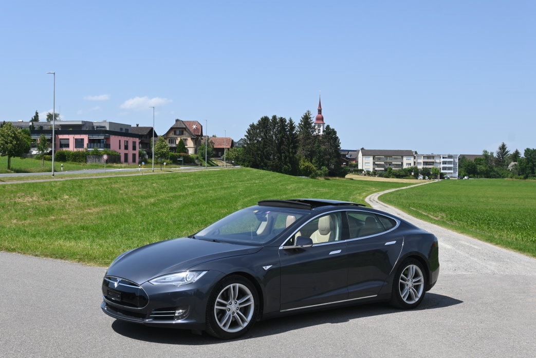 TESLA Model S 85 D