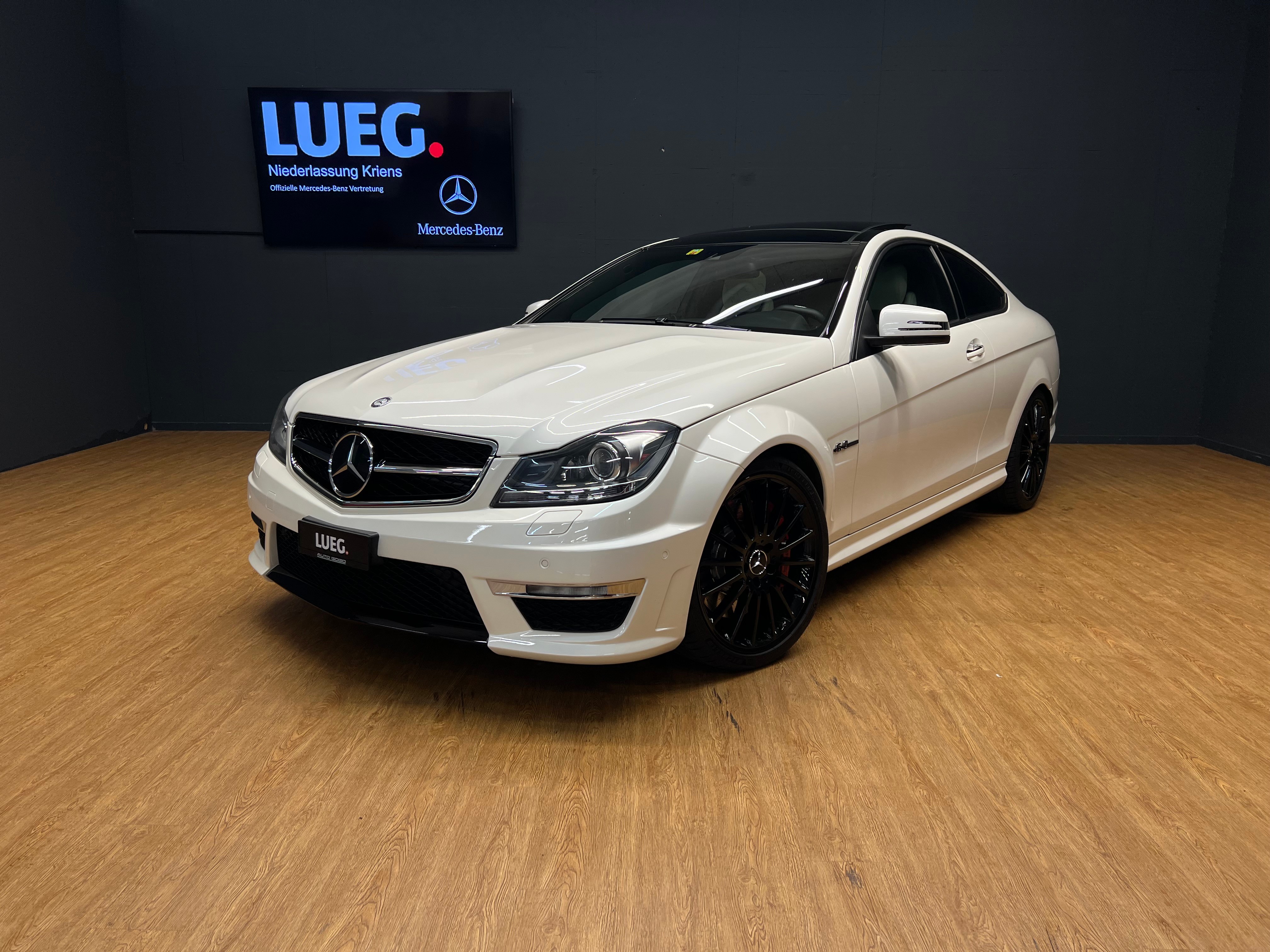 MERCEDES-BENZ C 63 AMG - Coupé - Panorama-Glasdach / Soundsystem / DISTRONIC