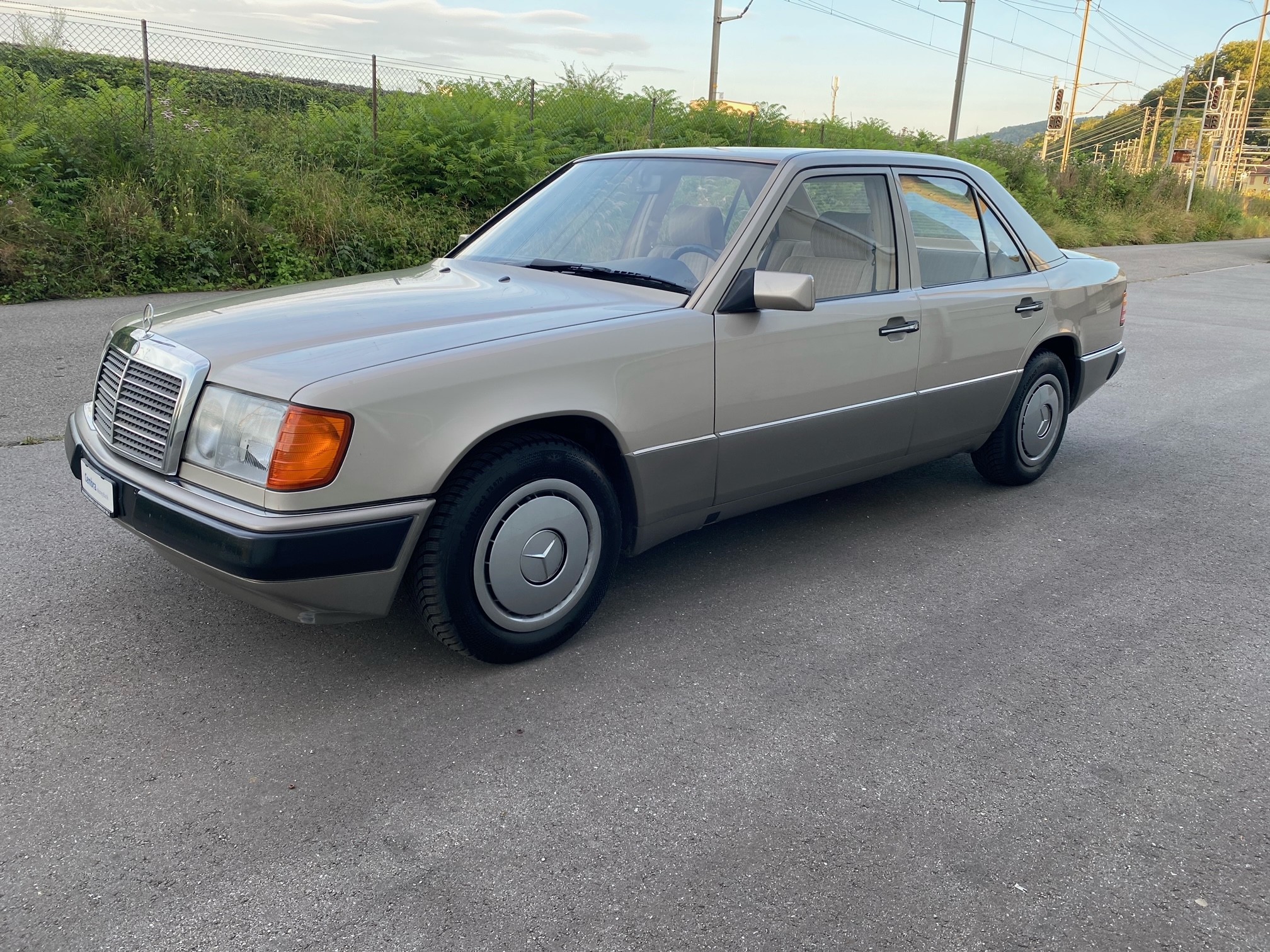 MERCEDES-BENZ 230 E