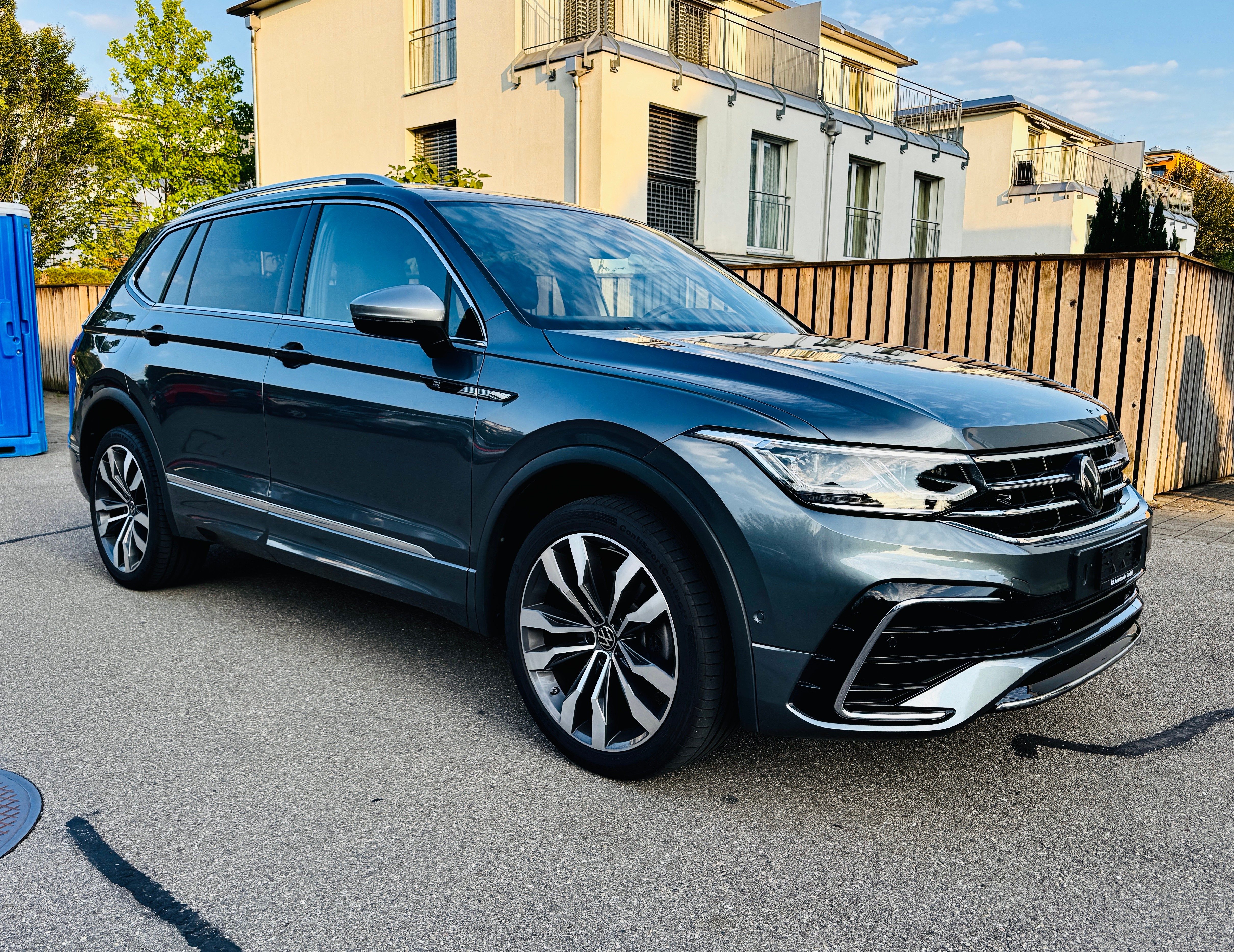 VW TIGUAN ALLSPACE 2.0TSI R-LINE 4MOTION DSG*7 PLÄTZE**EL. AHK*STANDHEIZUNG MIT STANDLÜFTUNG*5 JAHRE HERSTELLERGARANTIE*