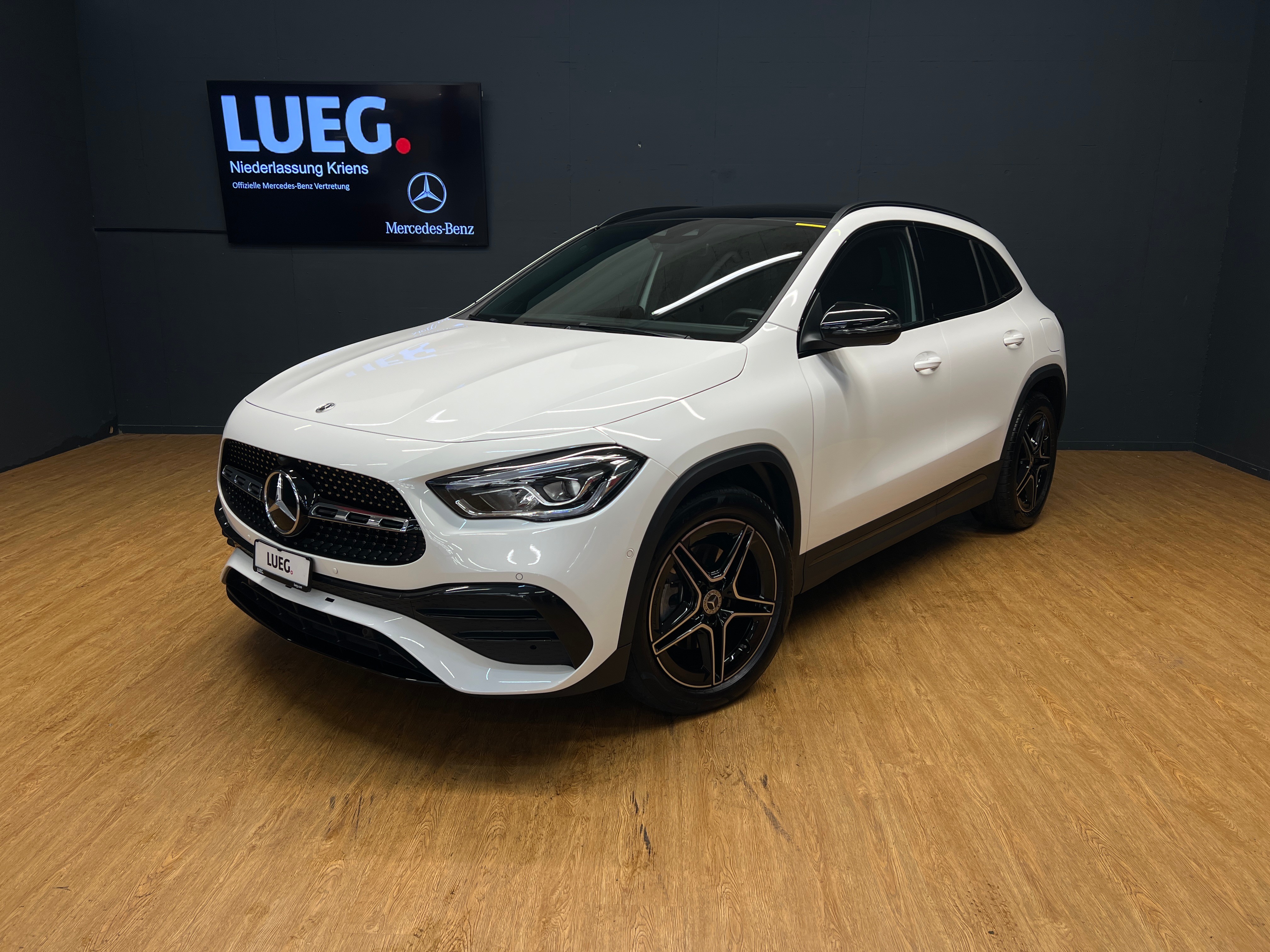 MERCEDES-BENZ GLA 250 - AMG - Soundsystem / Ambiente-Licht / Panorama-Dach / Spiegel-Paket