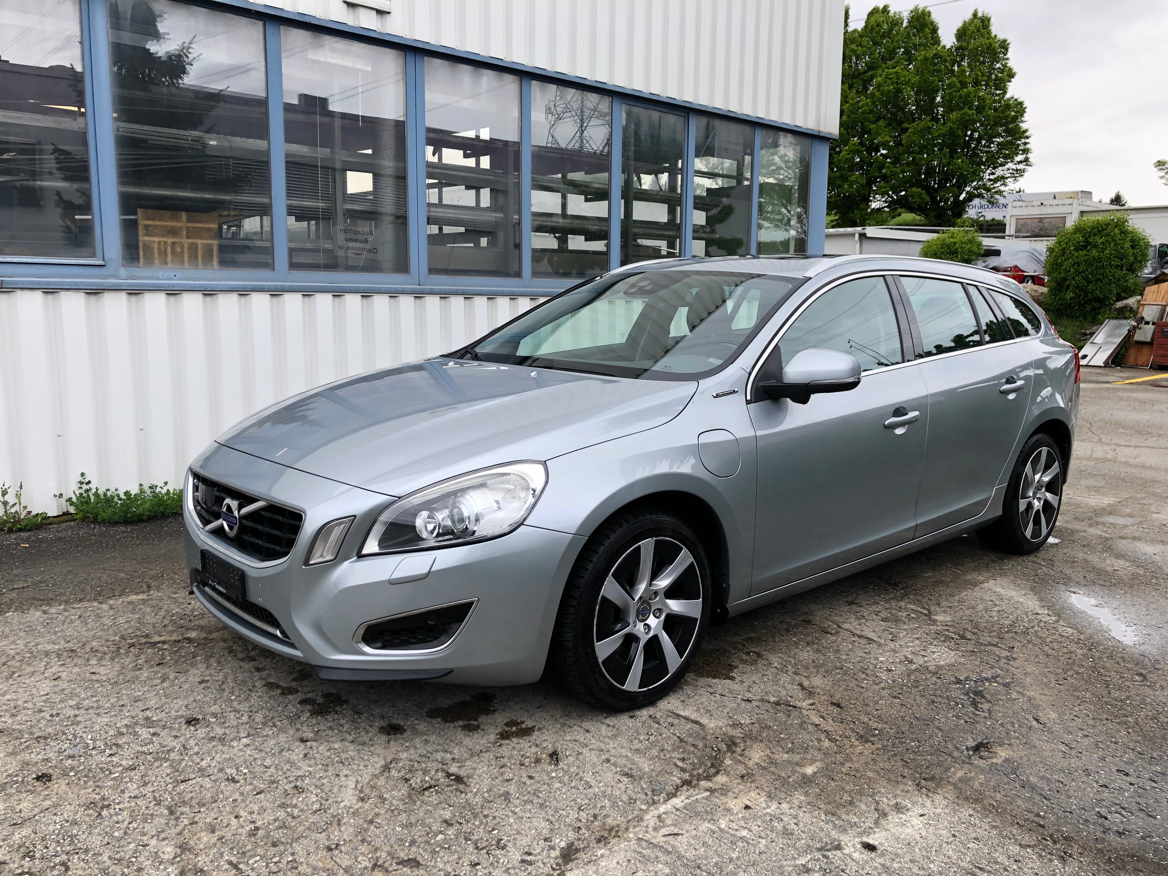 VOLVO V60 D6 AWD Plug-in Hybrid Summum Geartronic (17)