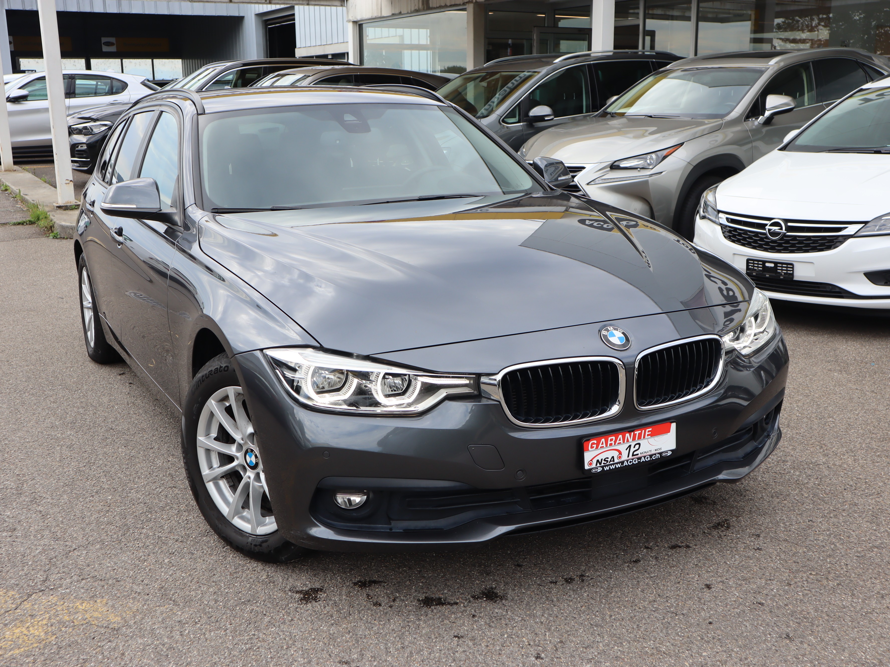 BMW 320d xDrive Touring Steptronic ** Voll-Leder Ausstattung ** Gr-Navi mit RF-Kamera ** Frisch ab MFK & Service **