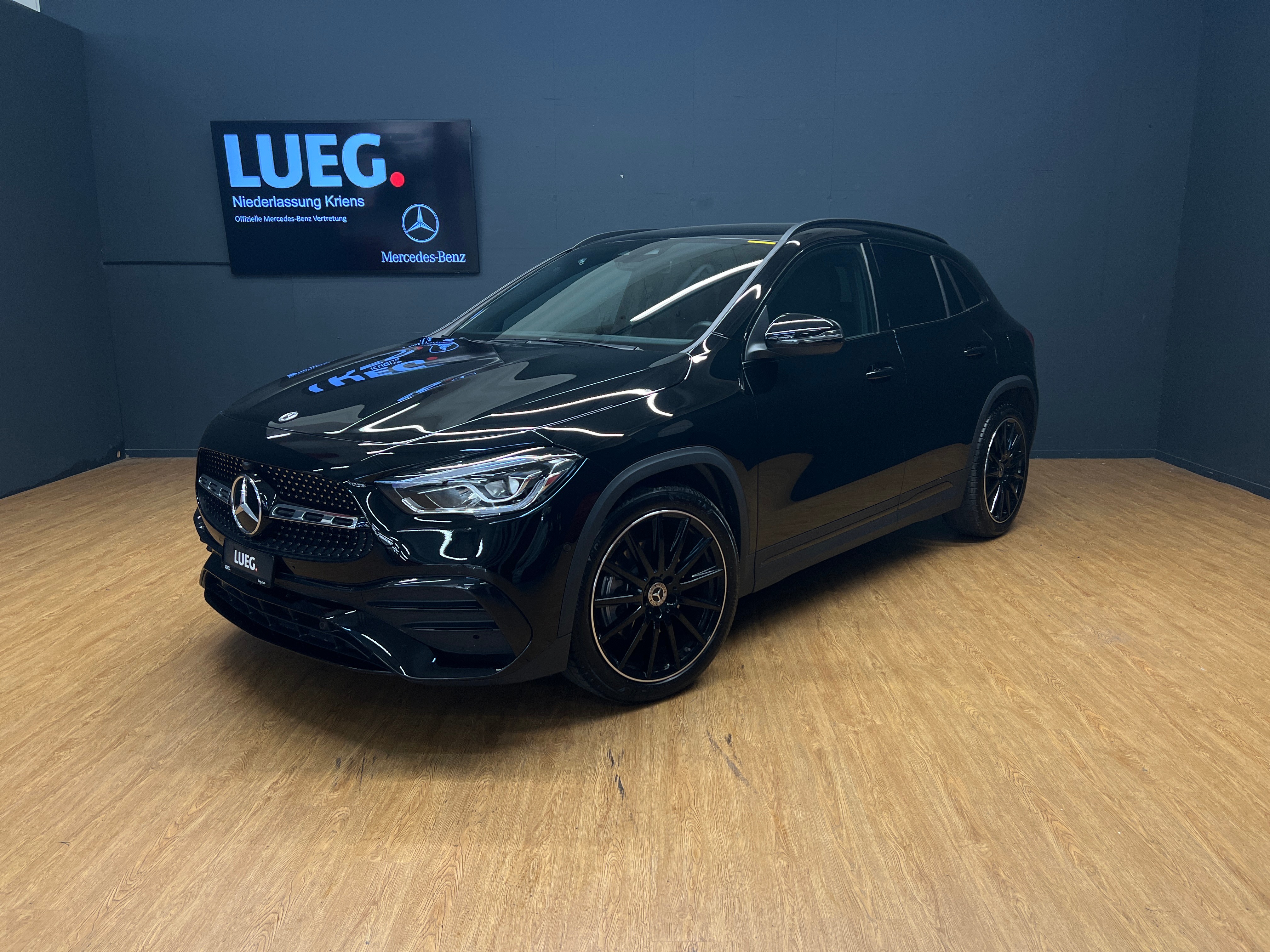 MERCEDES-BENZ GLA 250 - AMG - Ambiente-Licht / 20 Zoll Räder / Rückfahrkamera / Spiegel-Paket