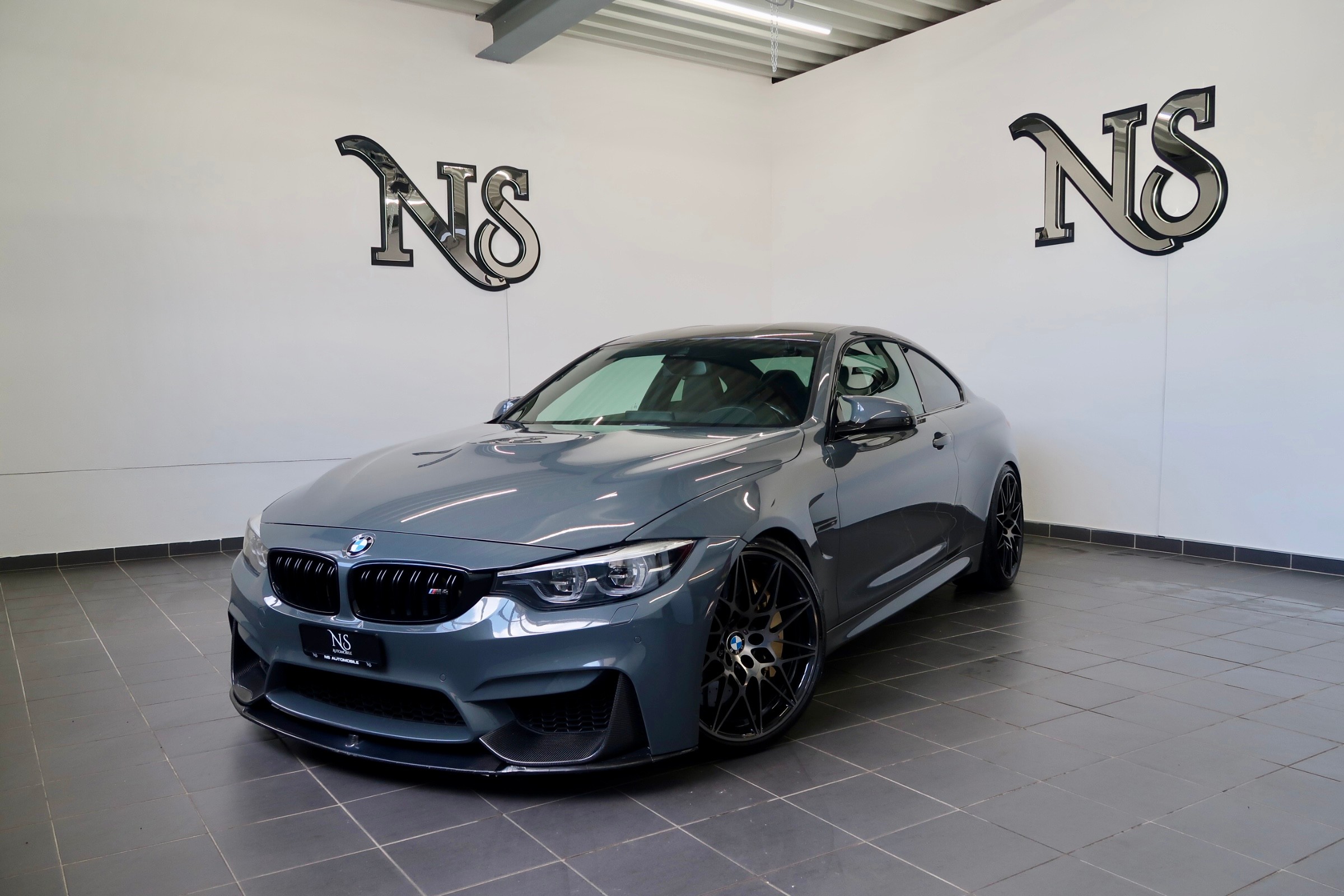 BMW M4 Coupé Competition DKG ** 1/40 EDITION NARDO GREY **