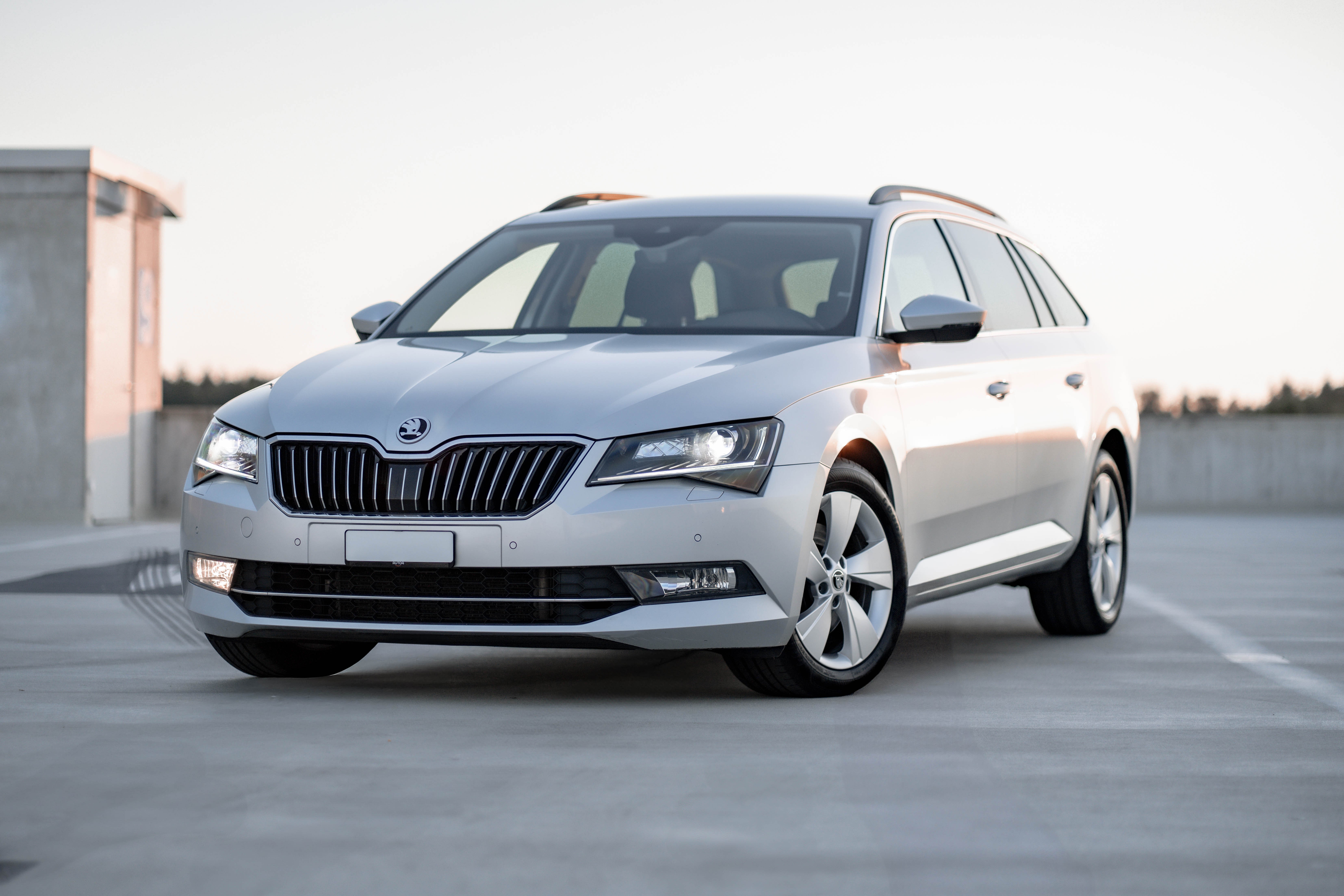 SKODA Superb Combi 2.0 TDi Ambition 4x4 DSG * neue Bremsen vorne & hinten * neue Sommerreifen * Schweizer Fahrzeug *