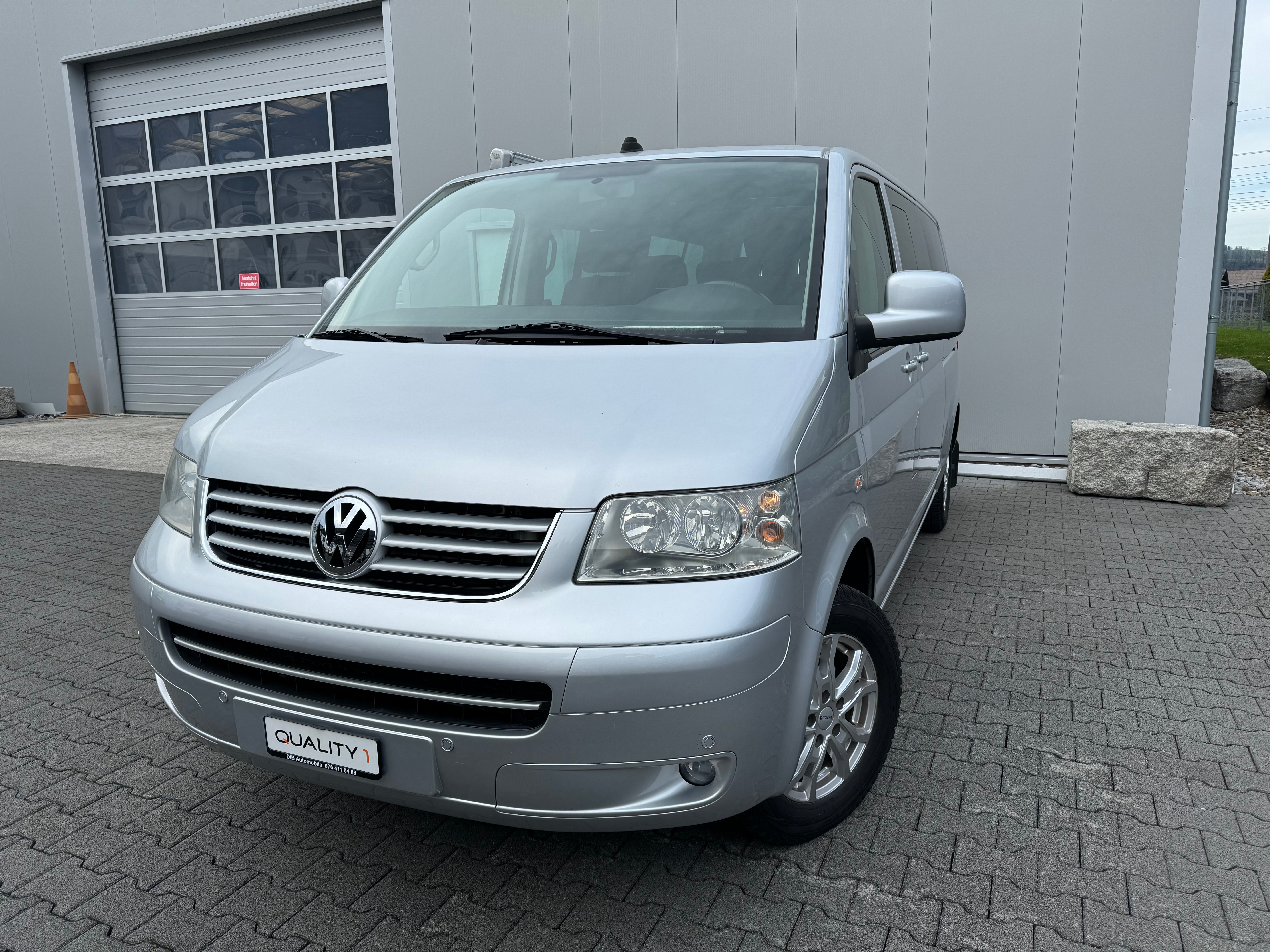 VW T5 Caravelle Comfort 2.5 TDI PD 4M*8-PLÄTZER*STANDHEIZUNG*KLIMA*NAVI*AHK 2500 KG*( MINIVAN )