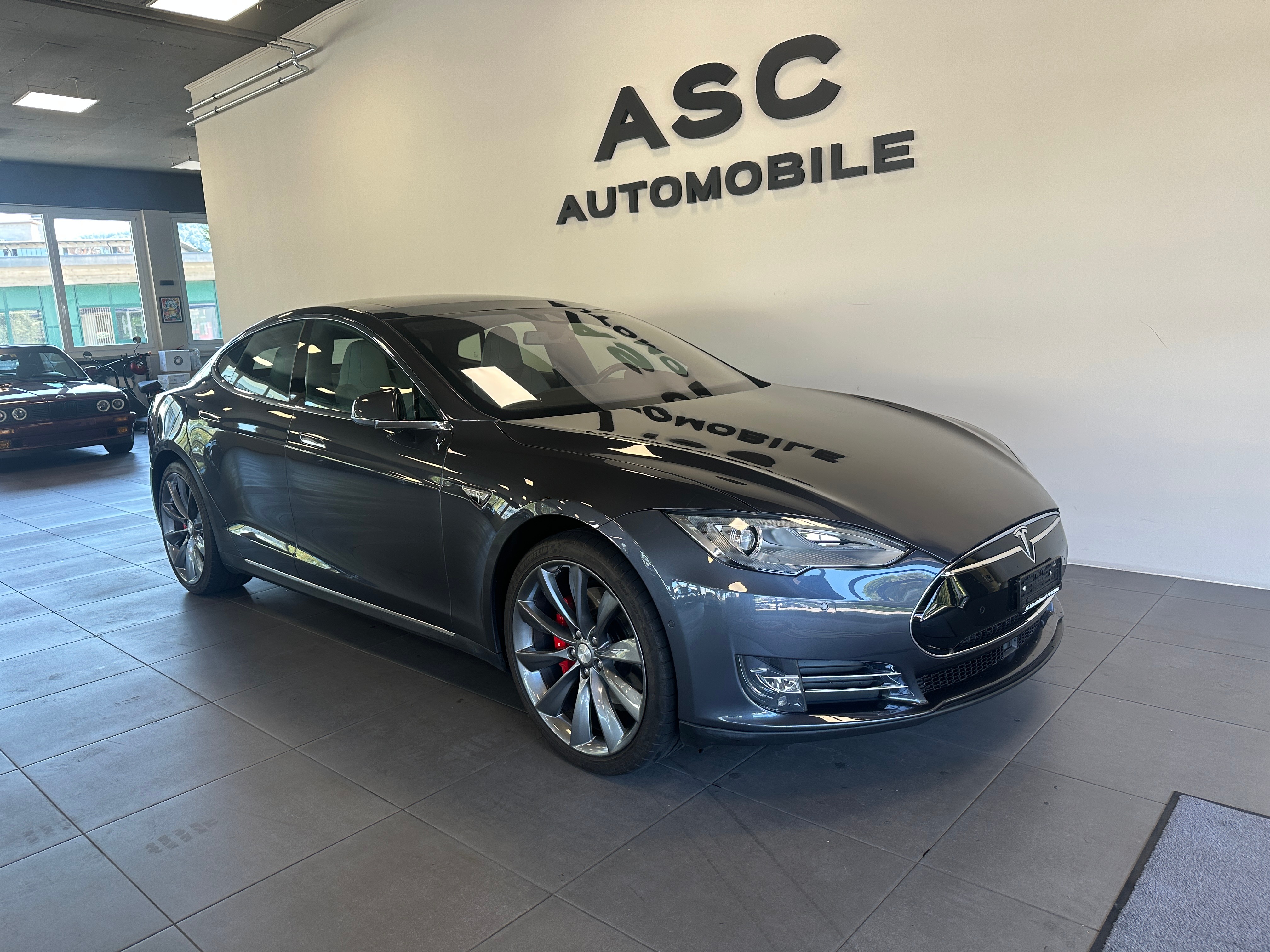 TESLA Model S 85 D Performance