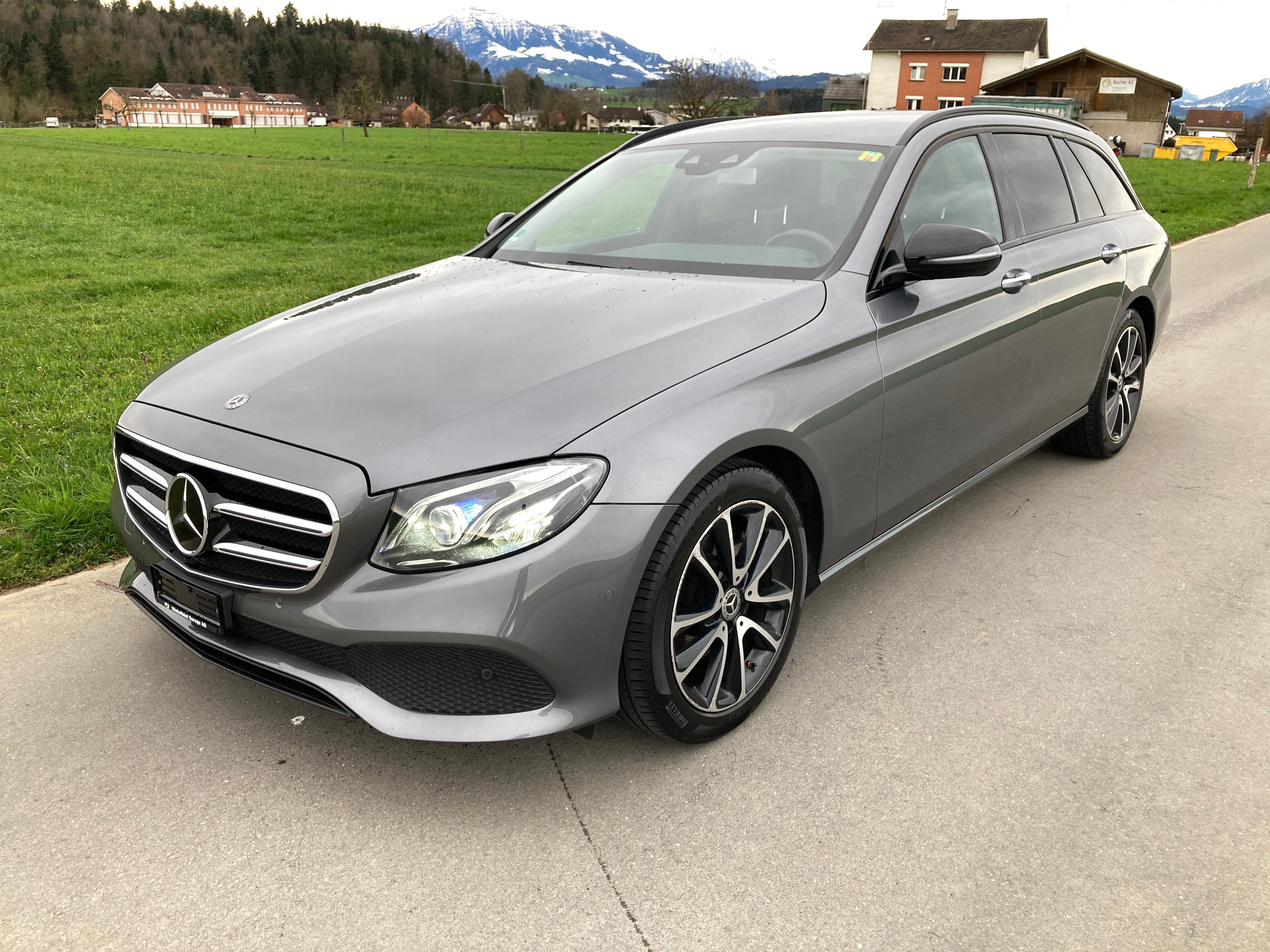 MERCEDES-BENZ E 220 d Swiss Star 4Matic 9G-Tronic mit Anhängerkupplung und Standheizung**