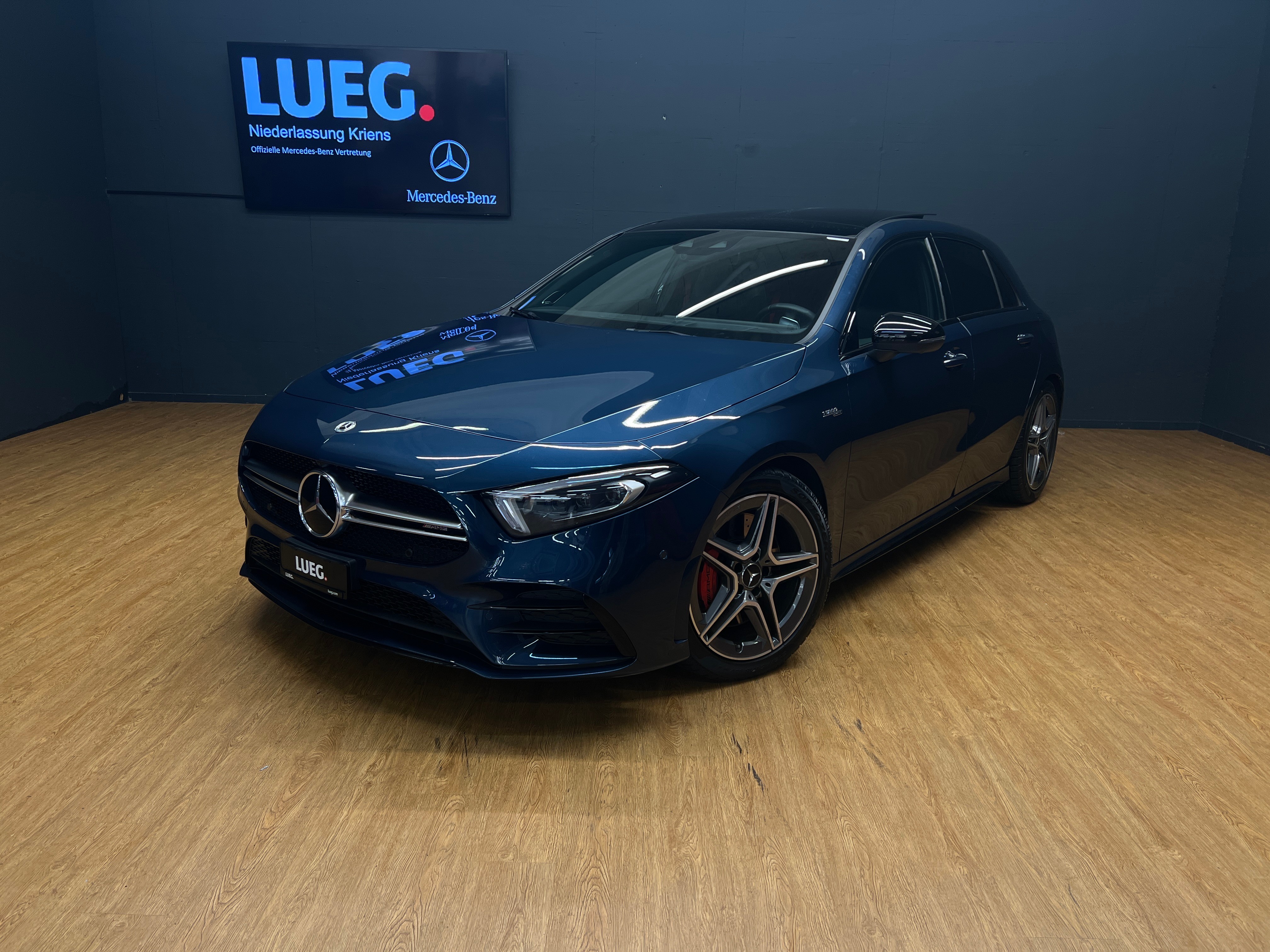 MERCEDES-BENZ A 35 4M - AMG - DISTRONIC / 360 Grad Kamera / Panorama-Dach / Memory