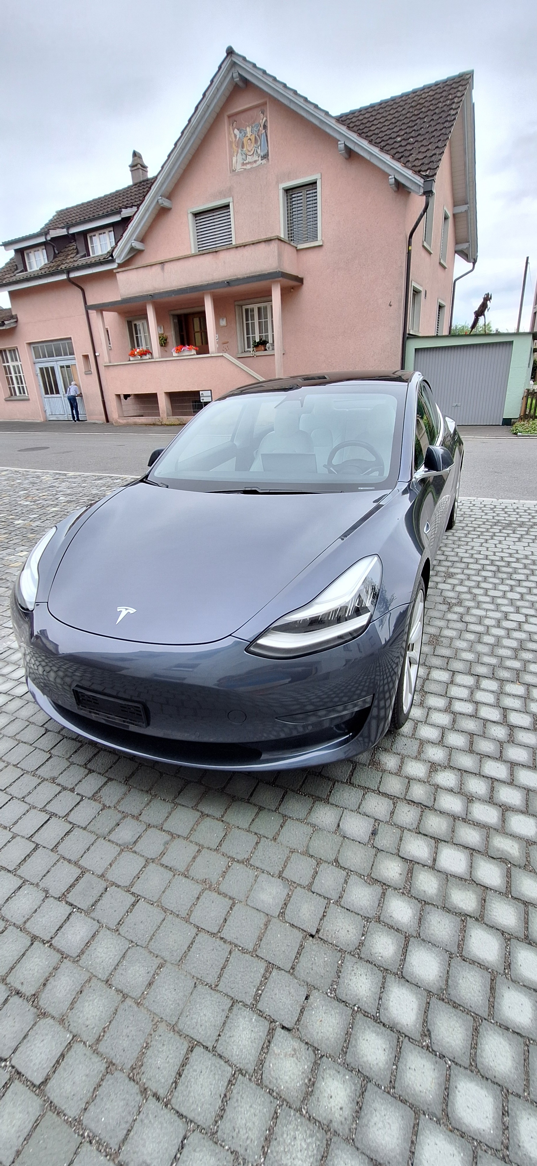 TESLA MODEL 3