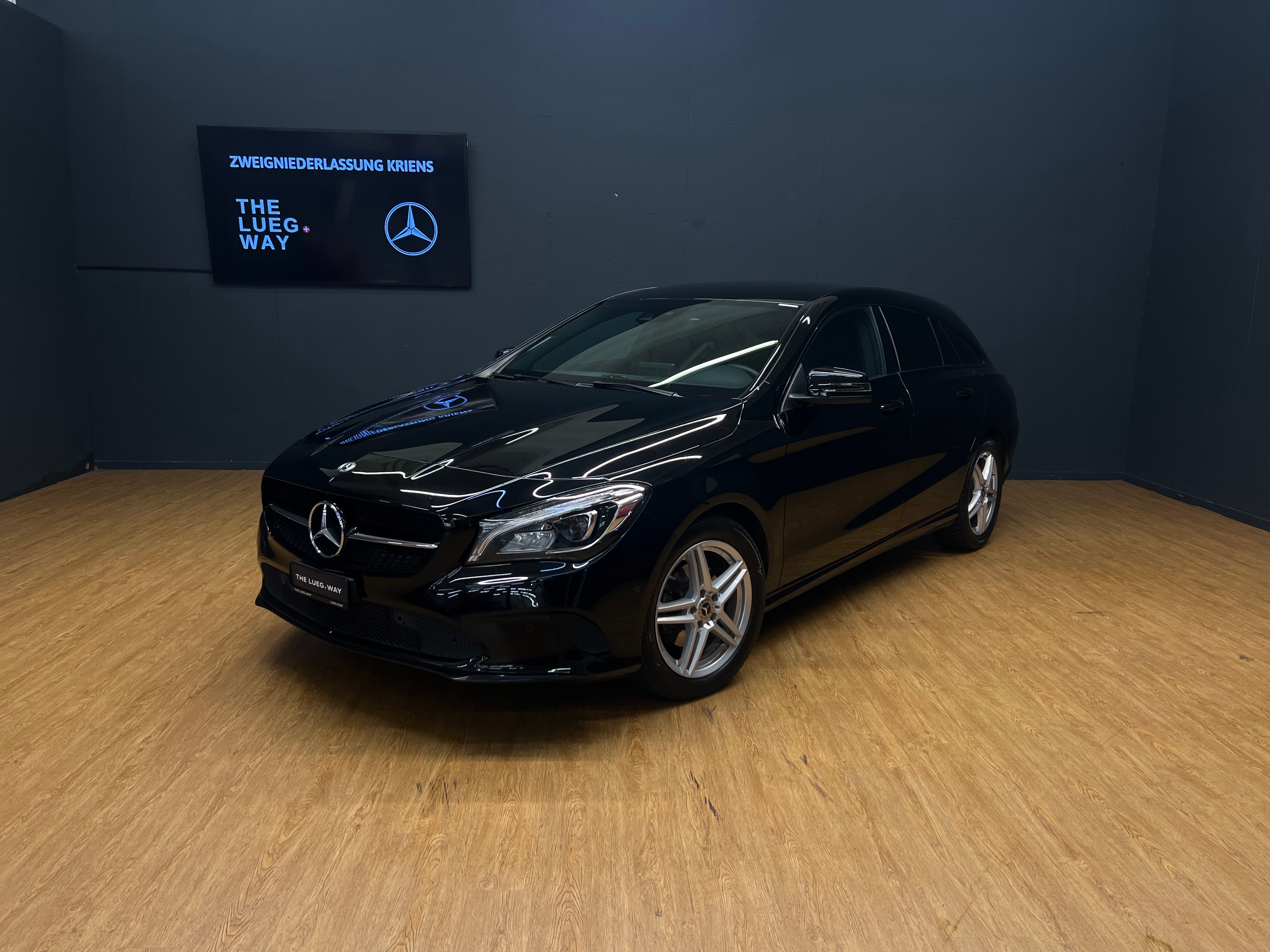 MERCEDES-BENZ CLA 200 - SB - NightStar / COMAND / Ambiente-Licht / Easy-Pack Heckklappe / Rückfahrkamera