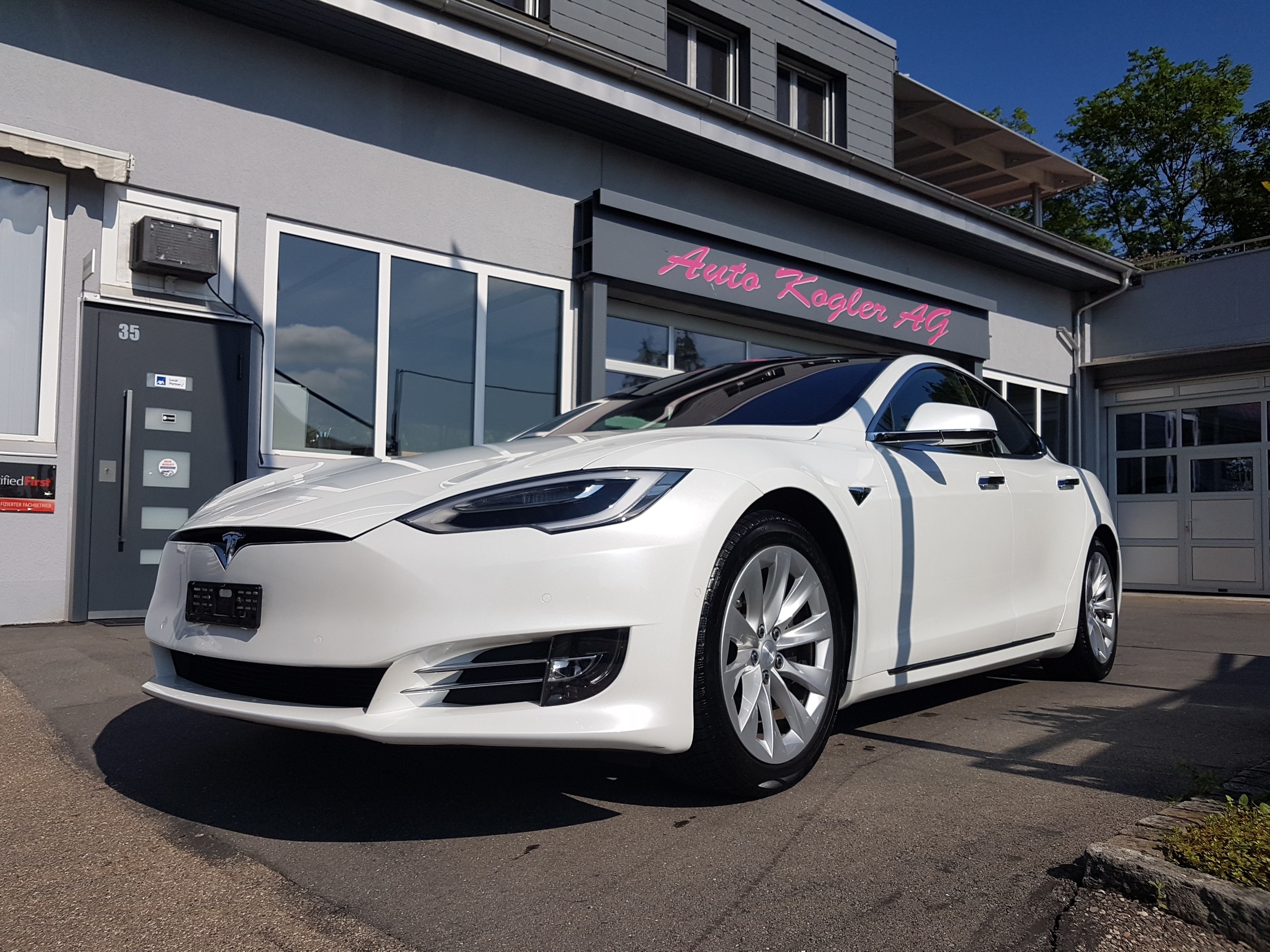 TESLA Model S 75 D