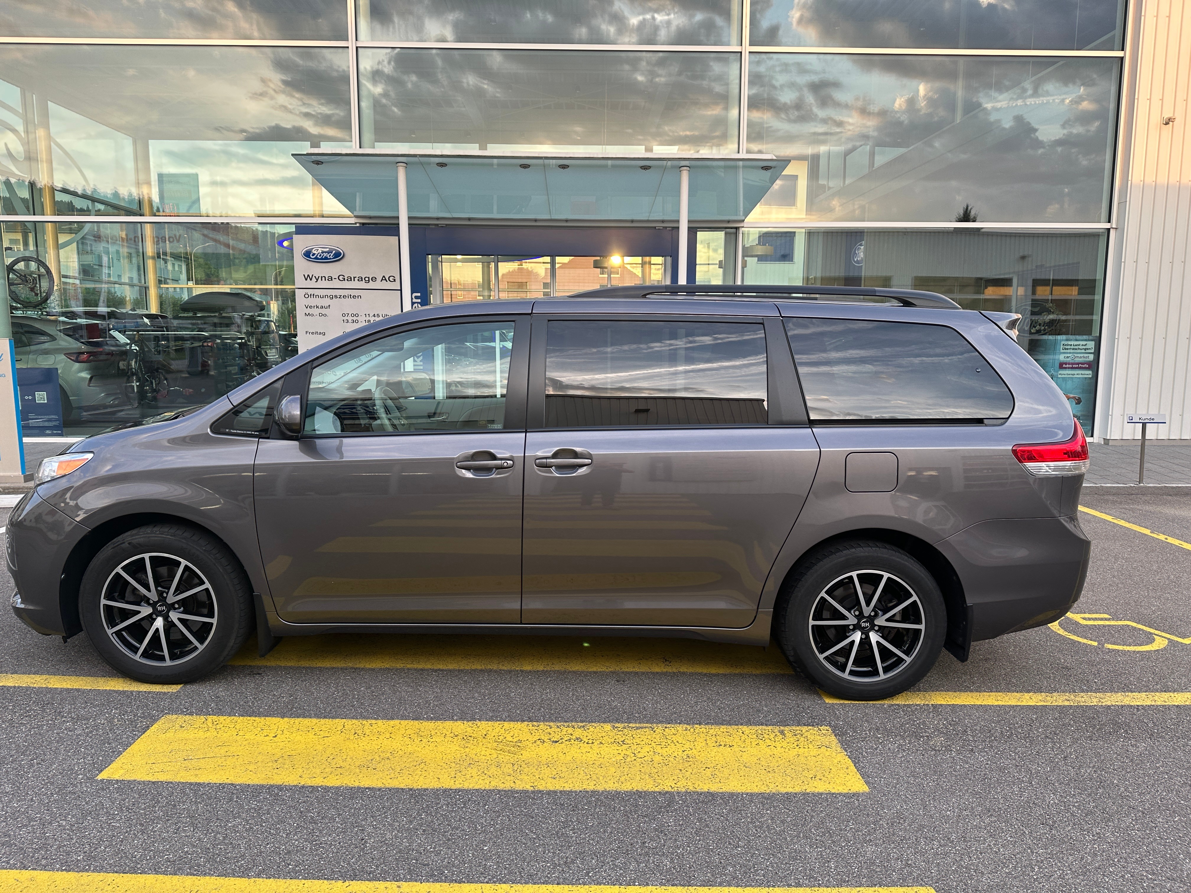 TOYOTA Sienna 3.5 A 4WD