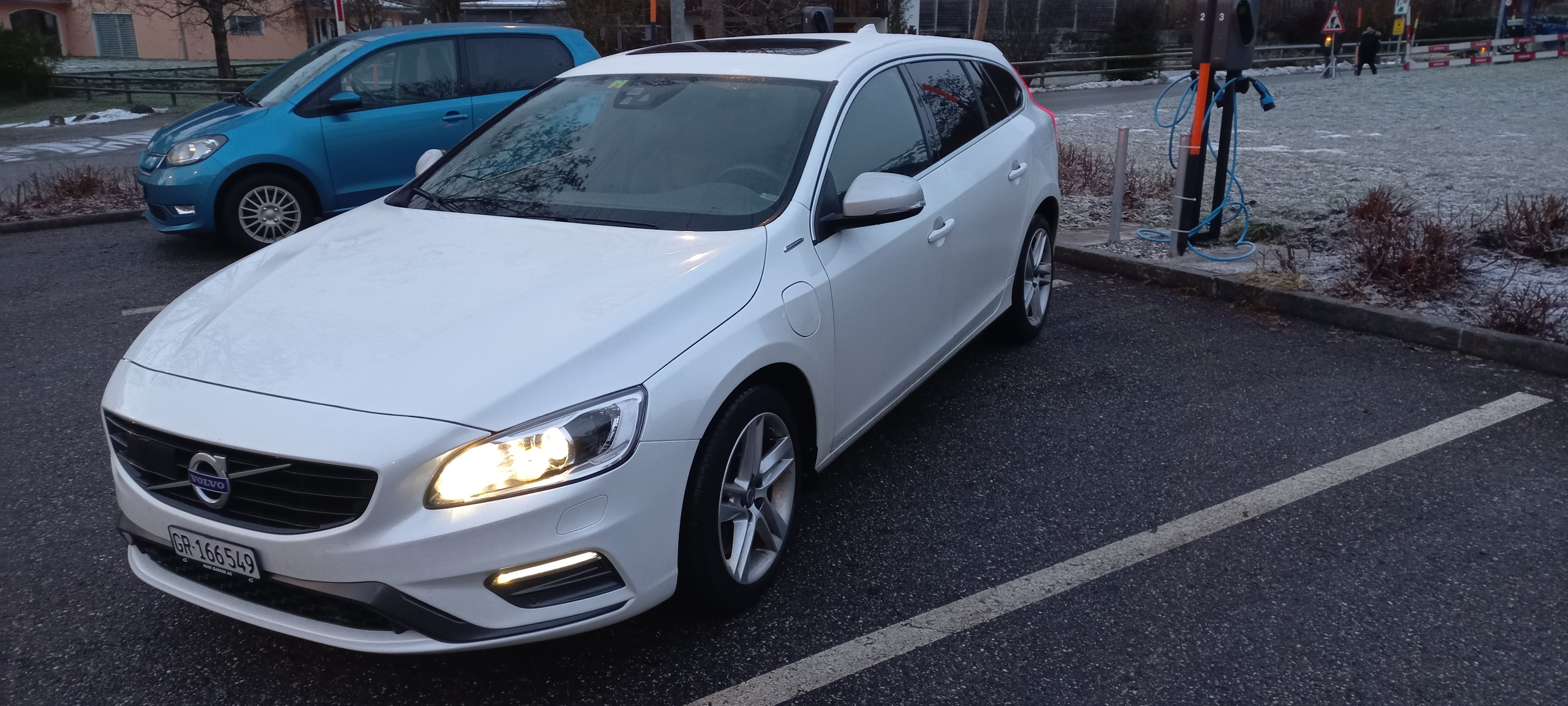 VOLVO V60 D6 AWD Plug-in Hybrid Momentum R-Design