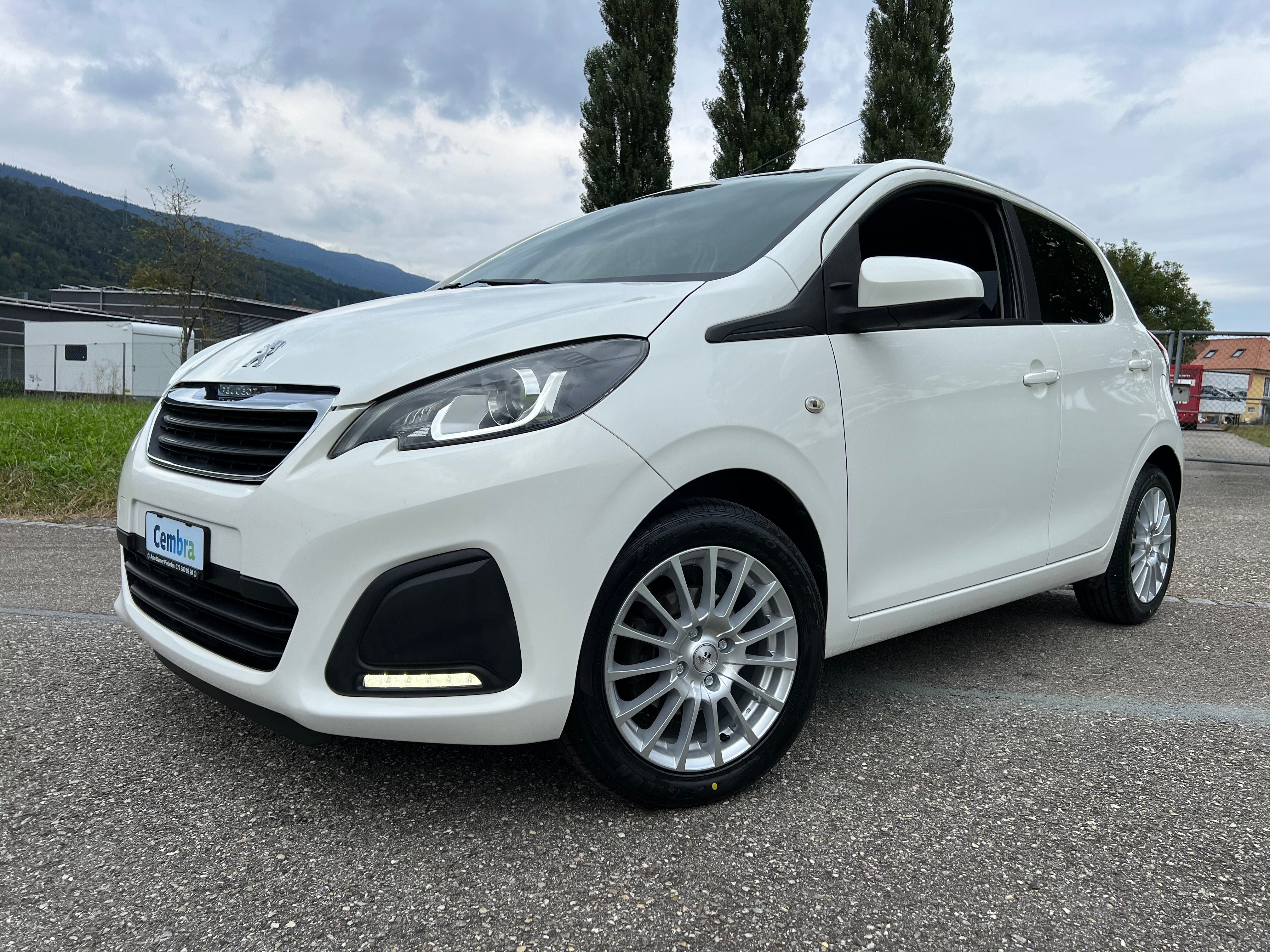 PEUGEOT 108 1.0 VTi MIT 5 TÜREN MIT NEUEN ALUFELGEN. FRISCH AB MFK.