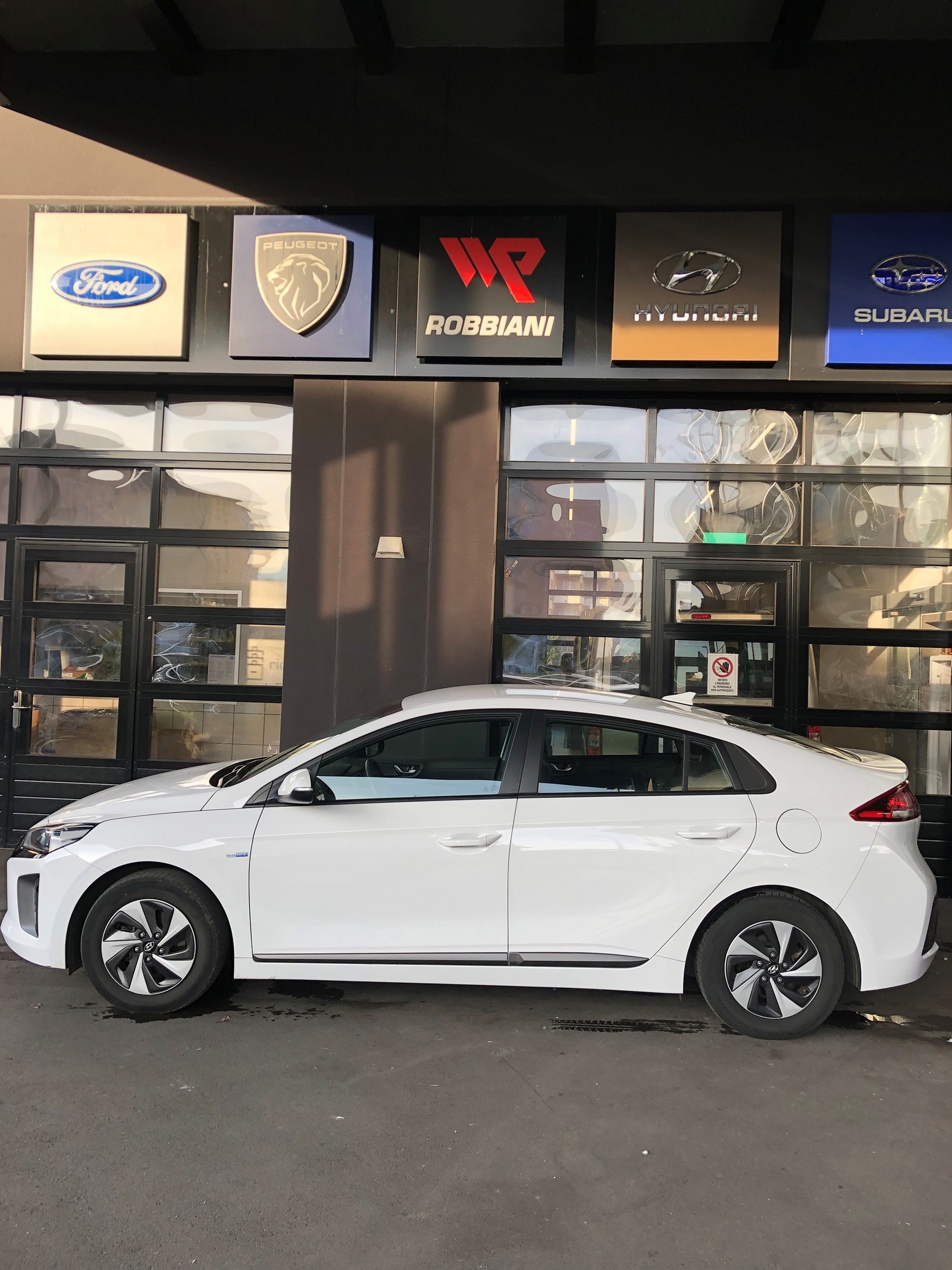 HYUNDAI Ioniq 1.6 GDi HEV Launch DCT