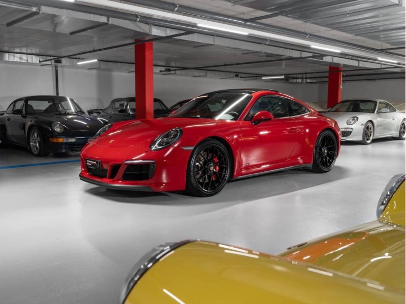 PORSCHE 911 Carrera 4 GTS