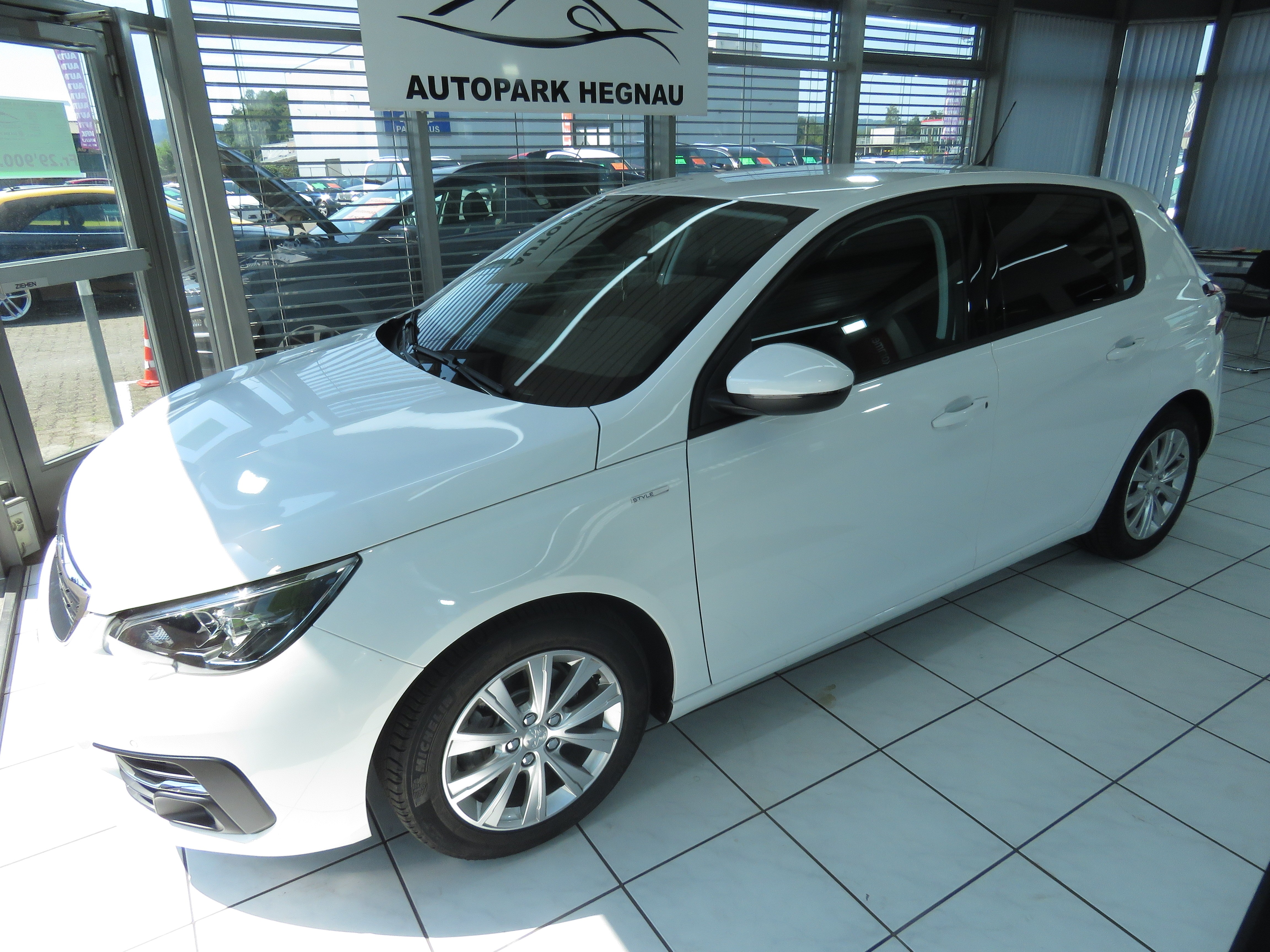 PEUGEOT 308 1.2 Pure Tech Style EAT8 (Automat)