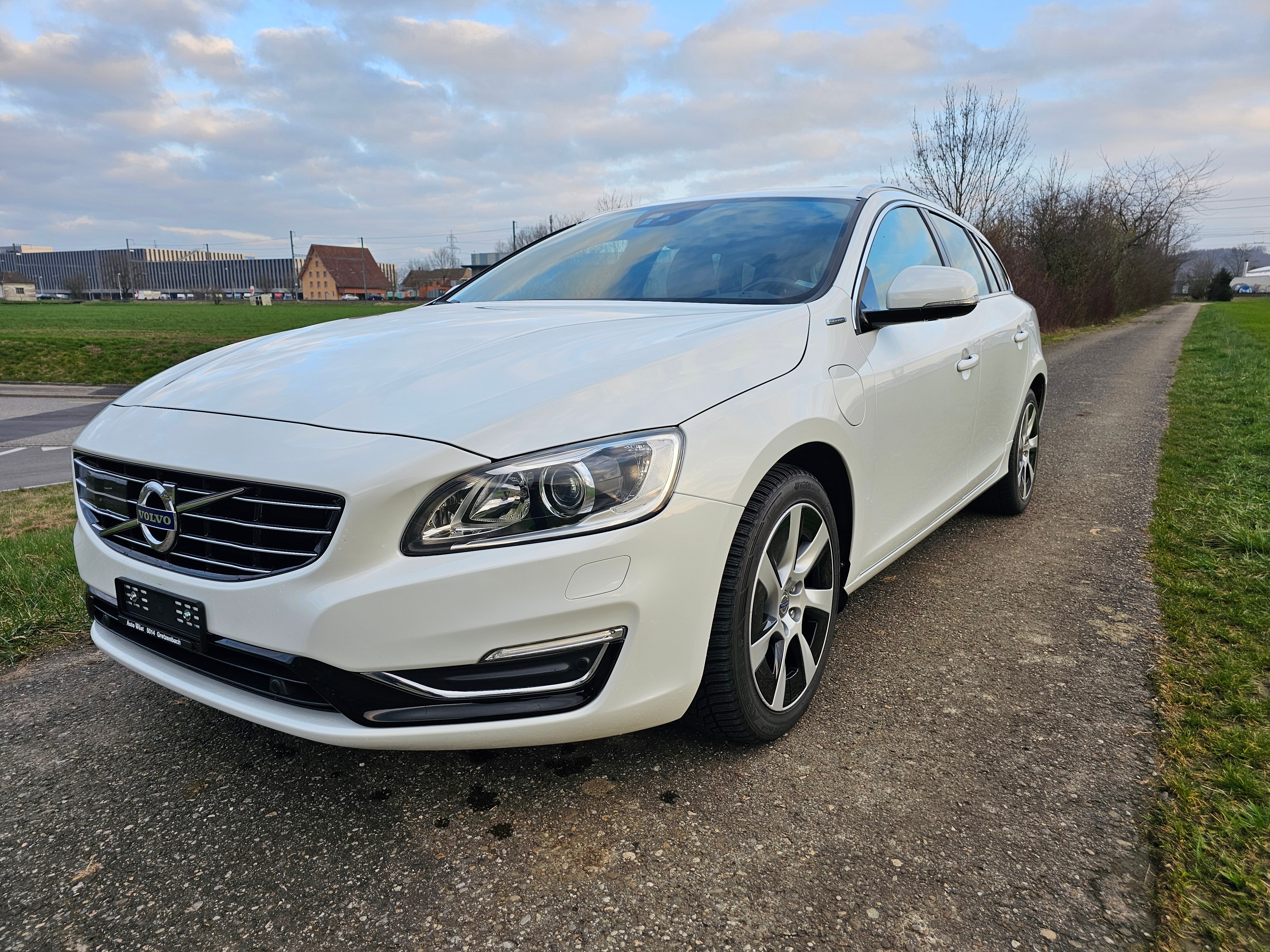 VOLVO V60 D6 AWD Plug-in Hybrid Summum Geartronic