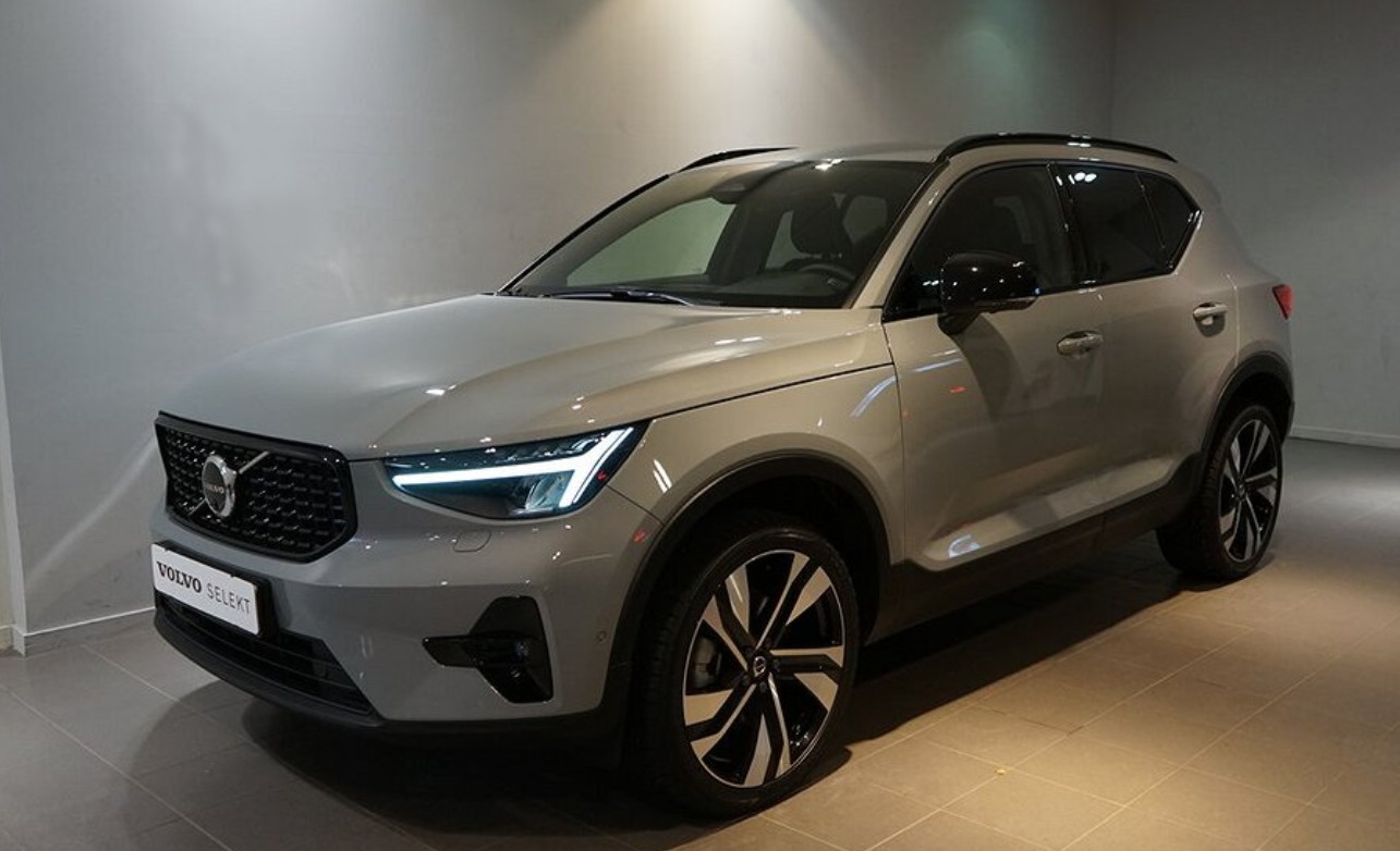 VOLVO XC40 B3 Benzin Mild Hybrid Plus Dark DCT