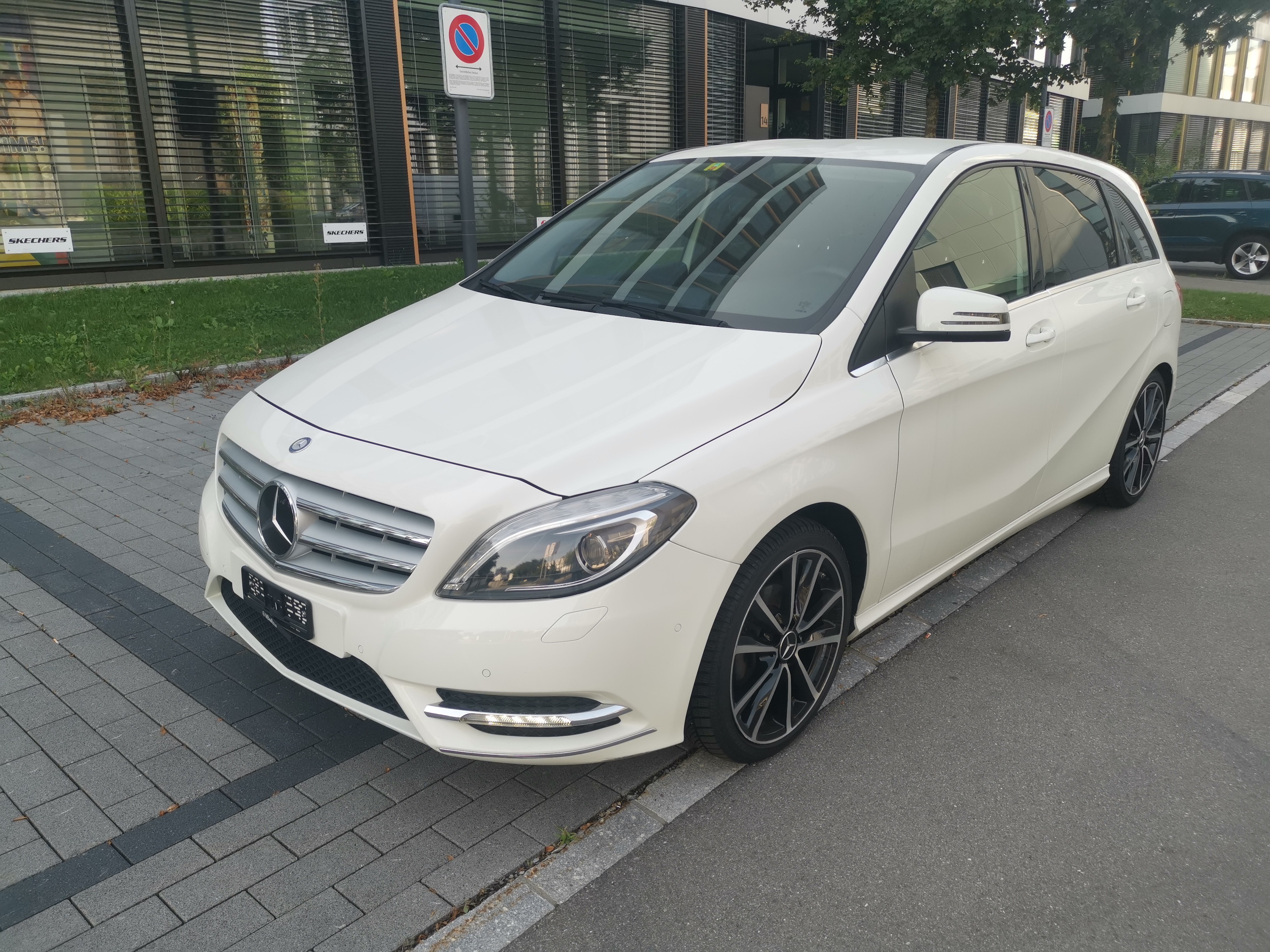 MERCEDES-BENZ B 180