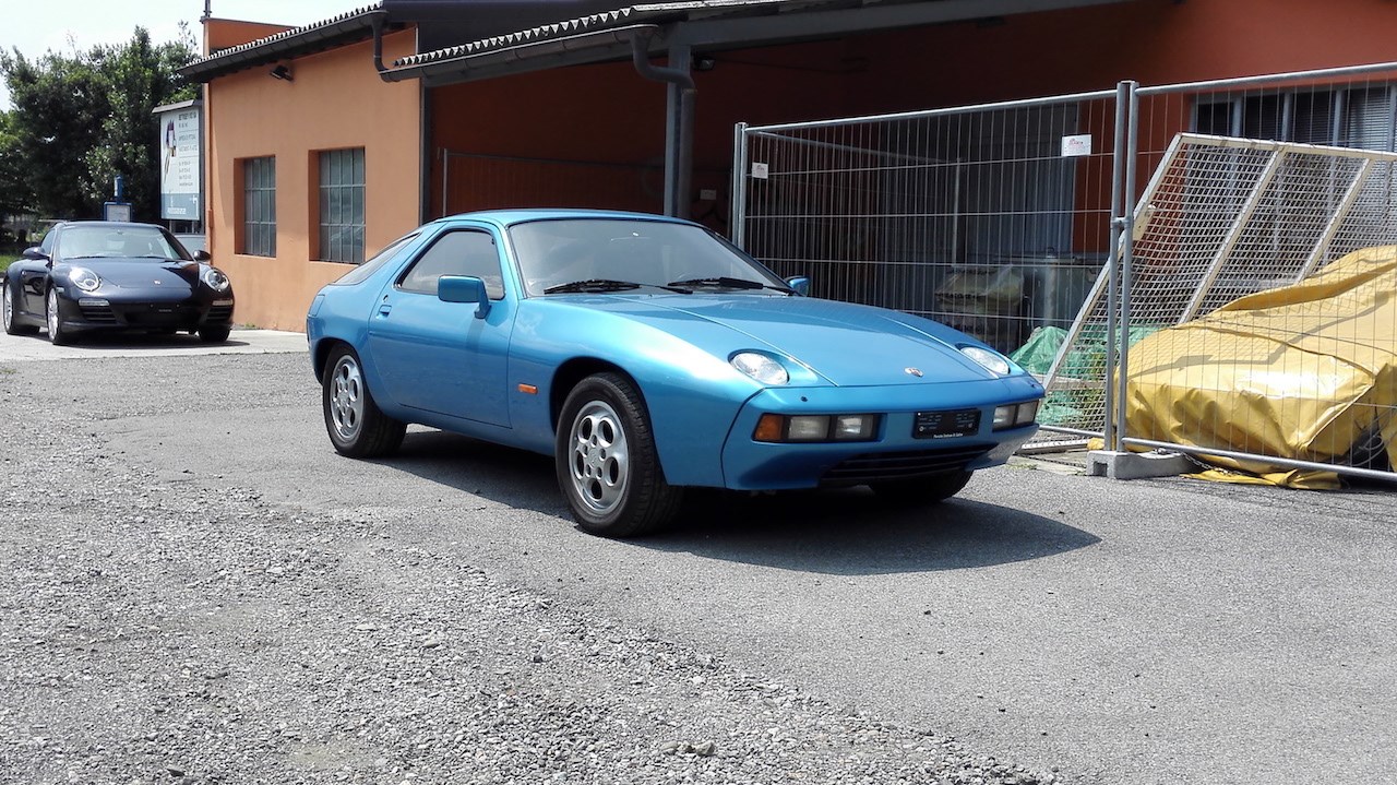 PORSCHE 928