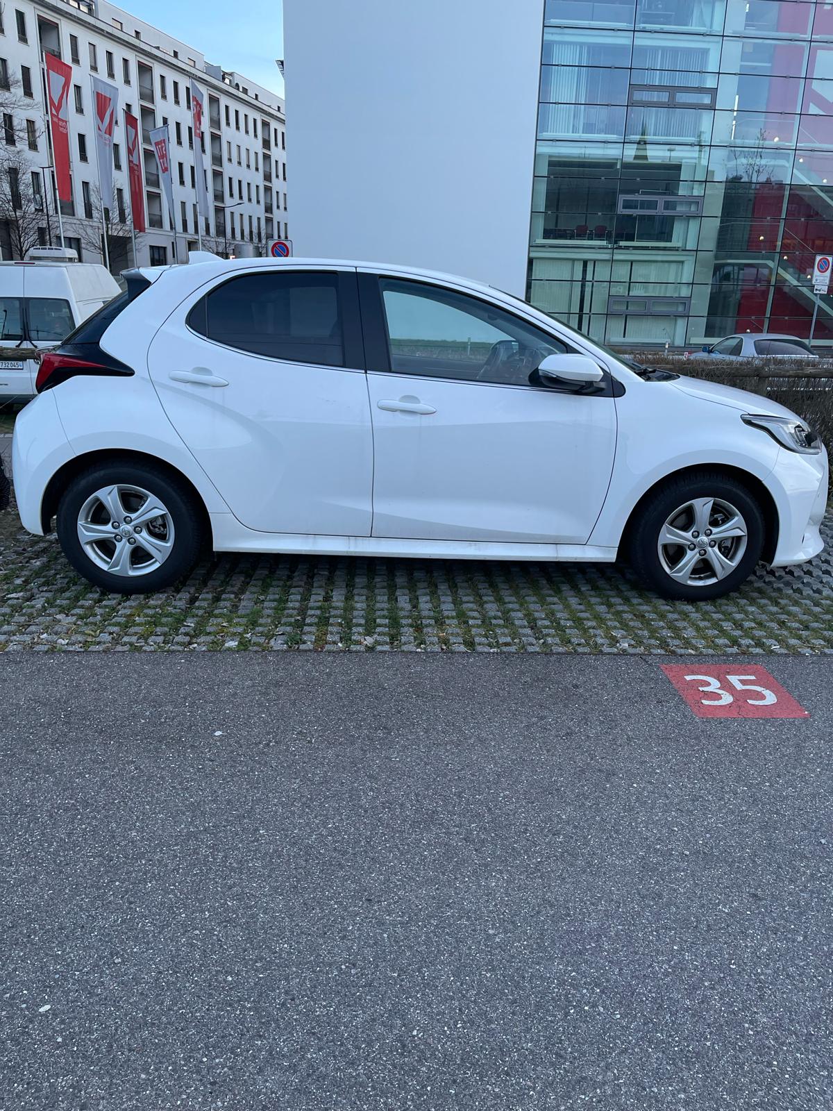 TOYOTA Yaris 1.5 Premium e-CVT