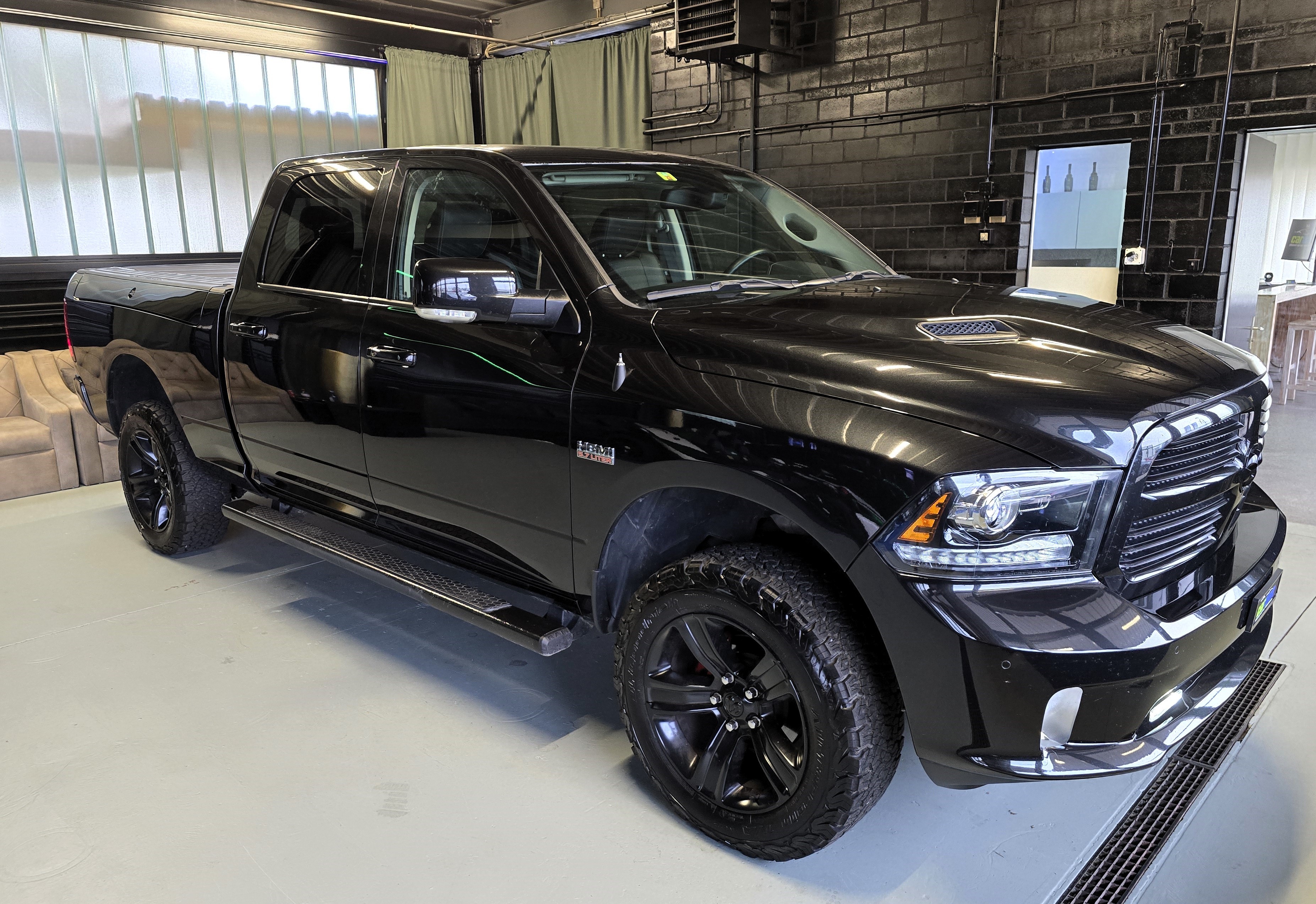 DODGE RAM 5.7 HEMI 4x4 Crew Cab Sport