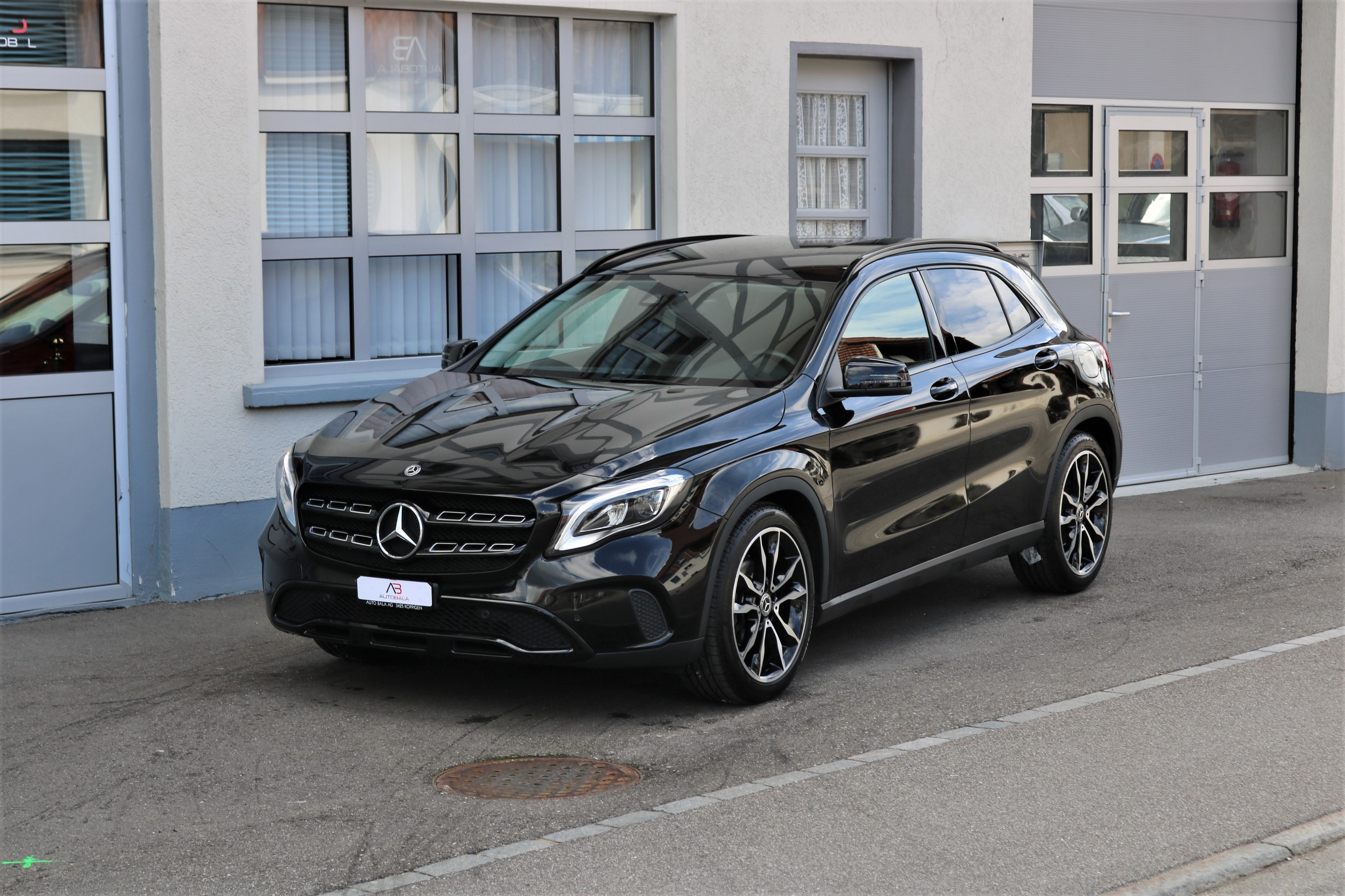 MERCEDES-BENZ GLA 200 Night Star 7G-DCT (CH)