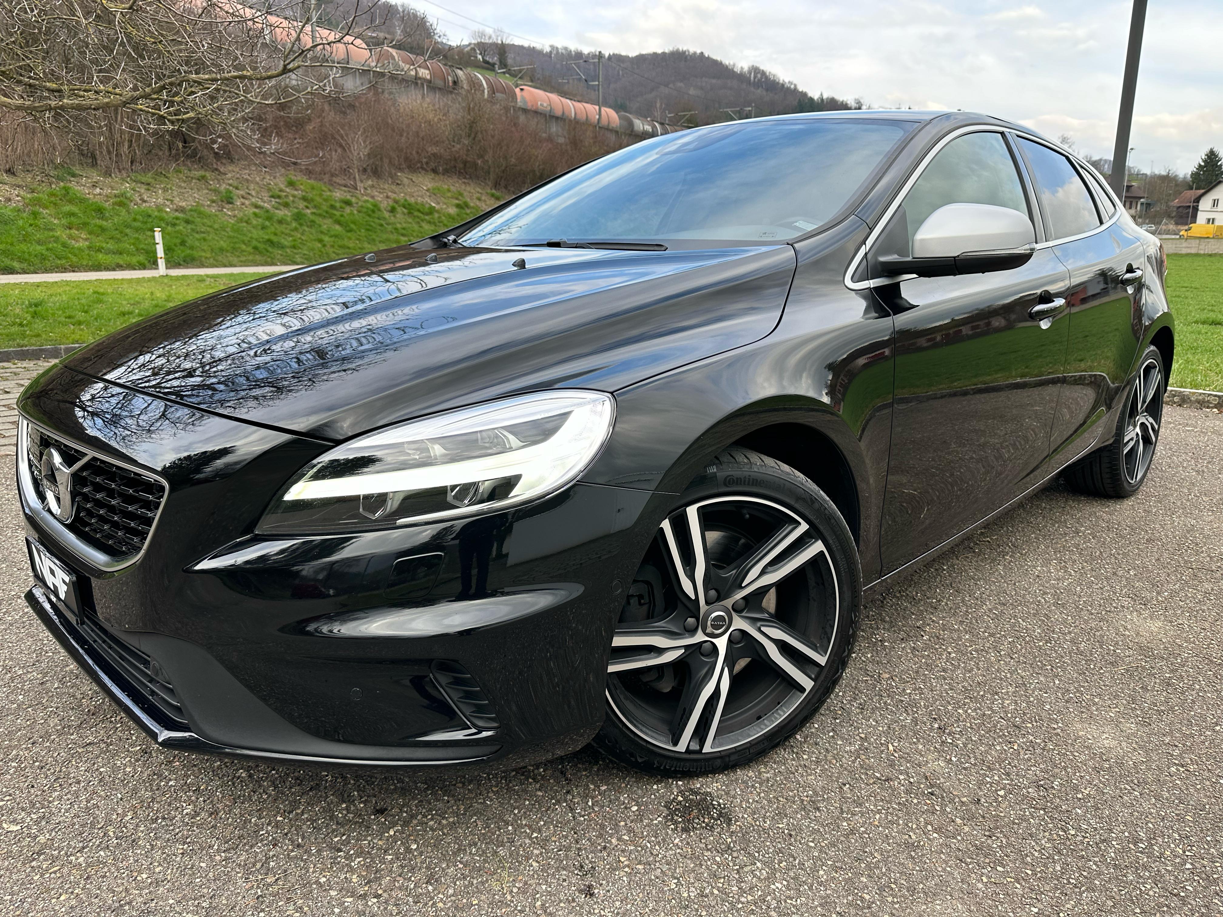 VOLVO V40 D2 Momentum R-Design Geartronic