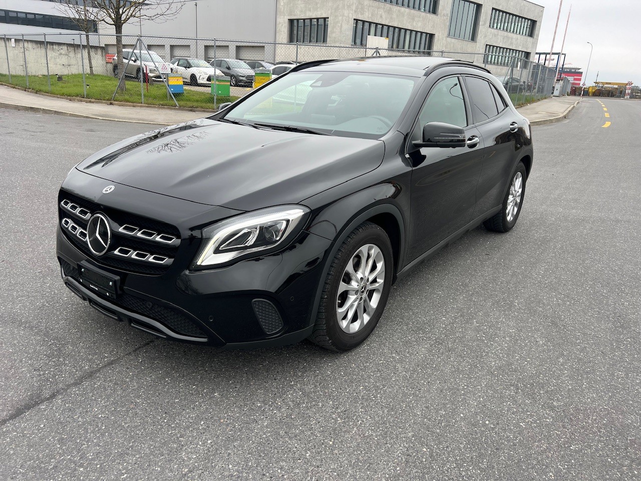 MERCEDES-BENZ GLA 200 Night Star 7G-DCT